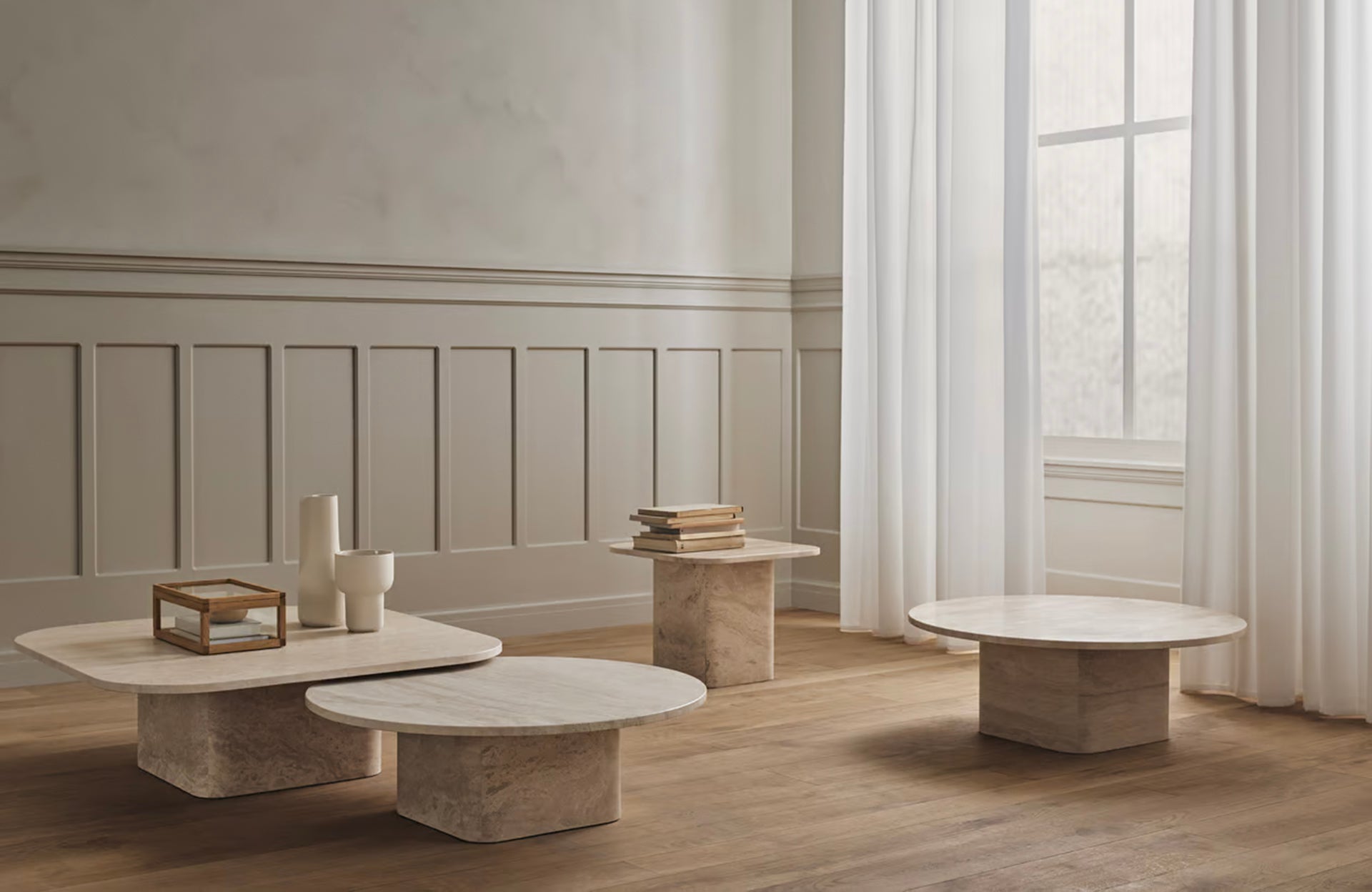 Tables basses en travertin dans un intérieur élégant illustrant la tendance décoration intérieure 2026