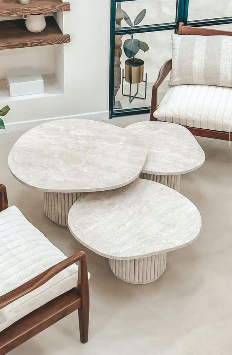Tables basses en travertin avec pieds rainurés, une composition élégante et harmonieuse pour un intérieur raffiné.