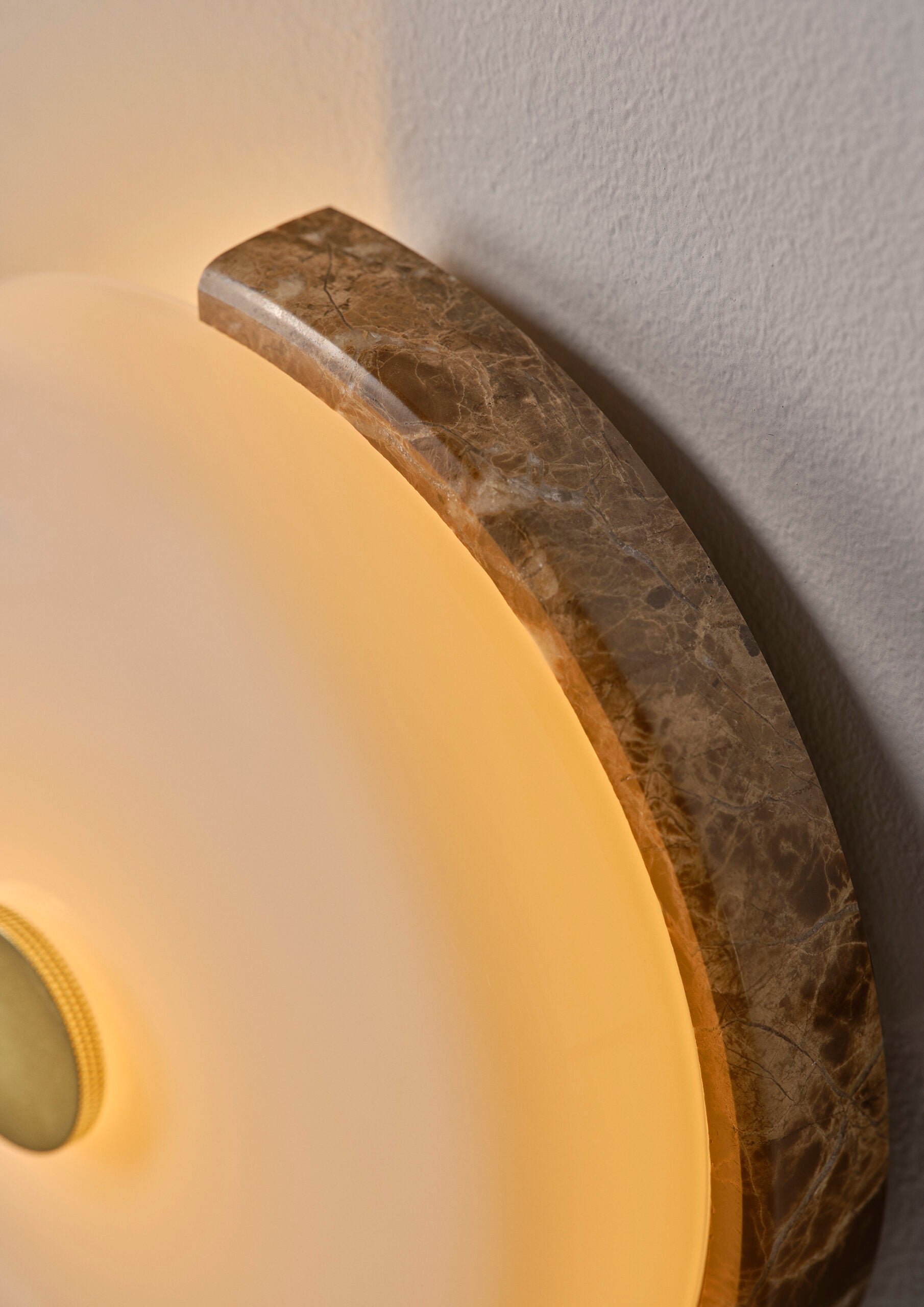 Une création artisanale pour mur intérieur, en marbre brut et verre soufflé, idéale pour une ambiance douce et chaleureuse.