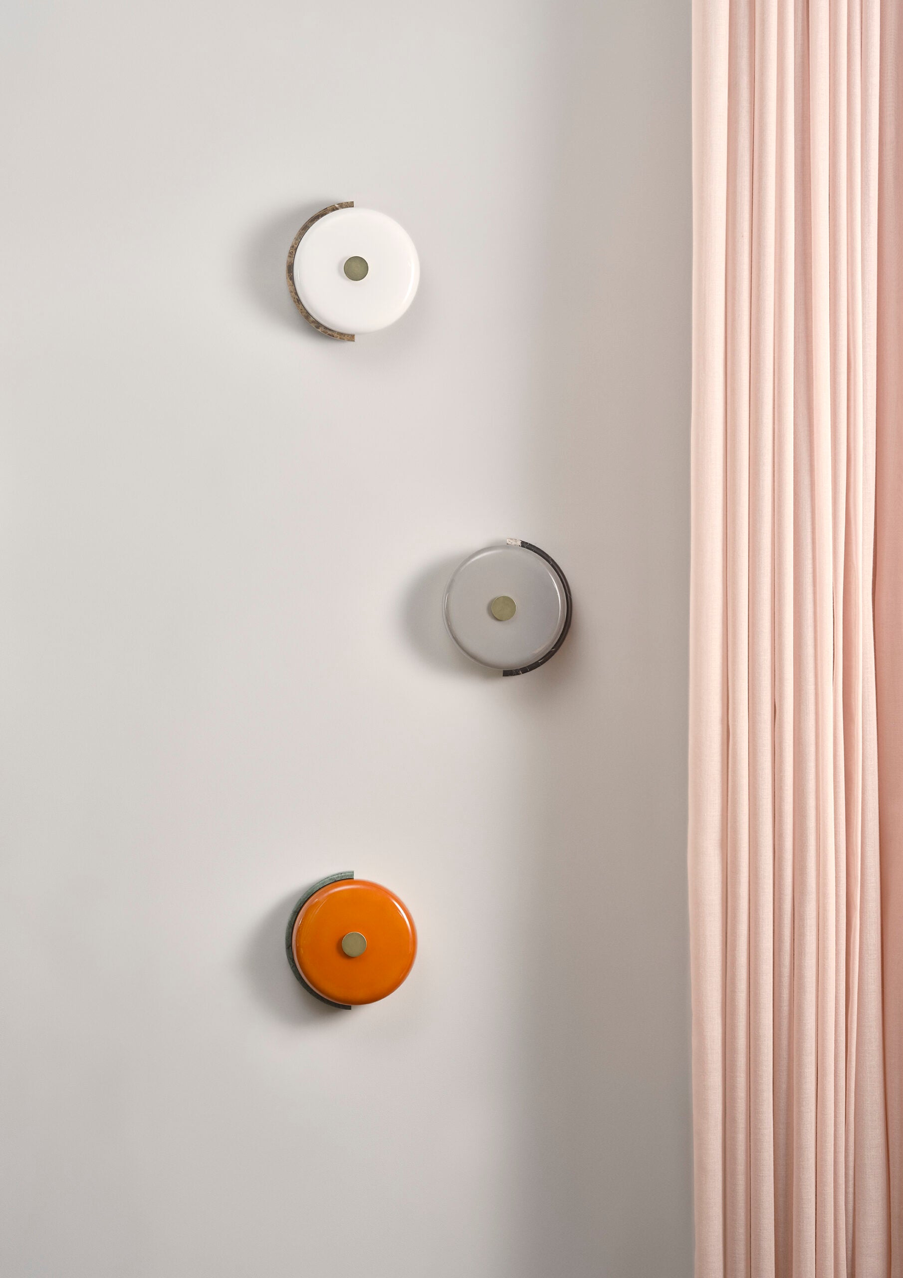 Applique en marbre brut, soufflée à la bouche, entièrement faite à la main. Un éclairage mural qui allie simplicité et artisanat.