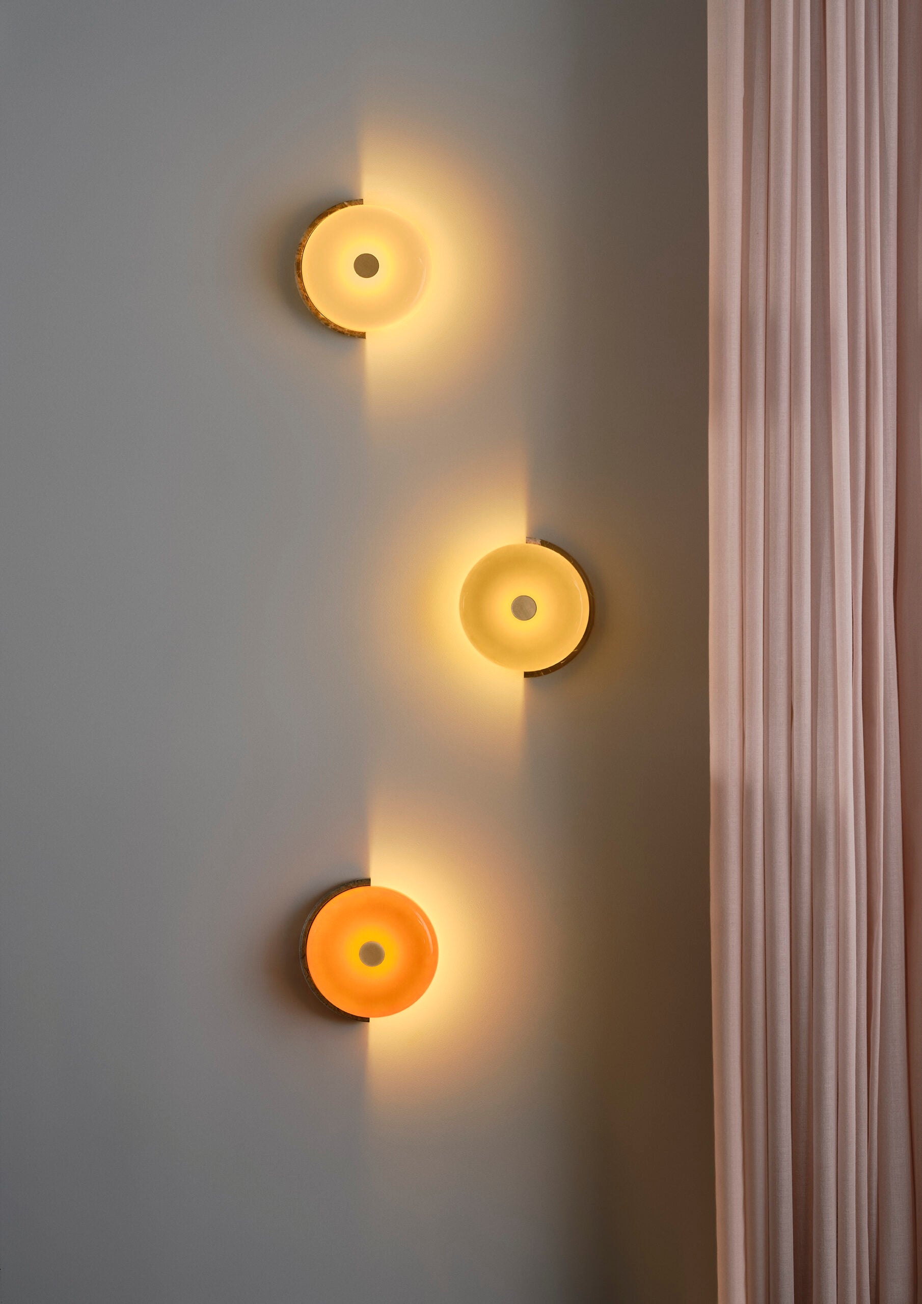 Applique murale en marbre brut, fabriquée à la main, avec un globe en verre soufflé à la bouche. Idéale pour créer une ambiance douce en intérieur.