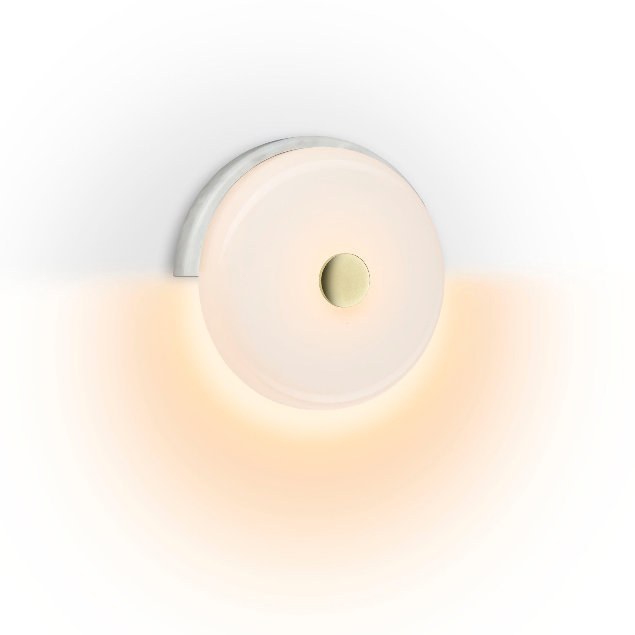 Chaque applique est unique, fabriquée à la main en marbre naturel et surmontée d’un globe en verre soufflé.