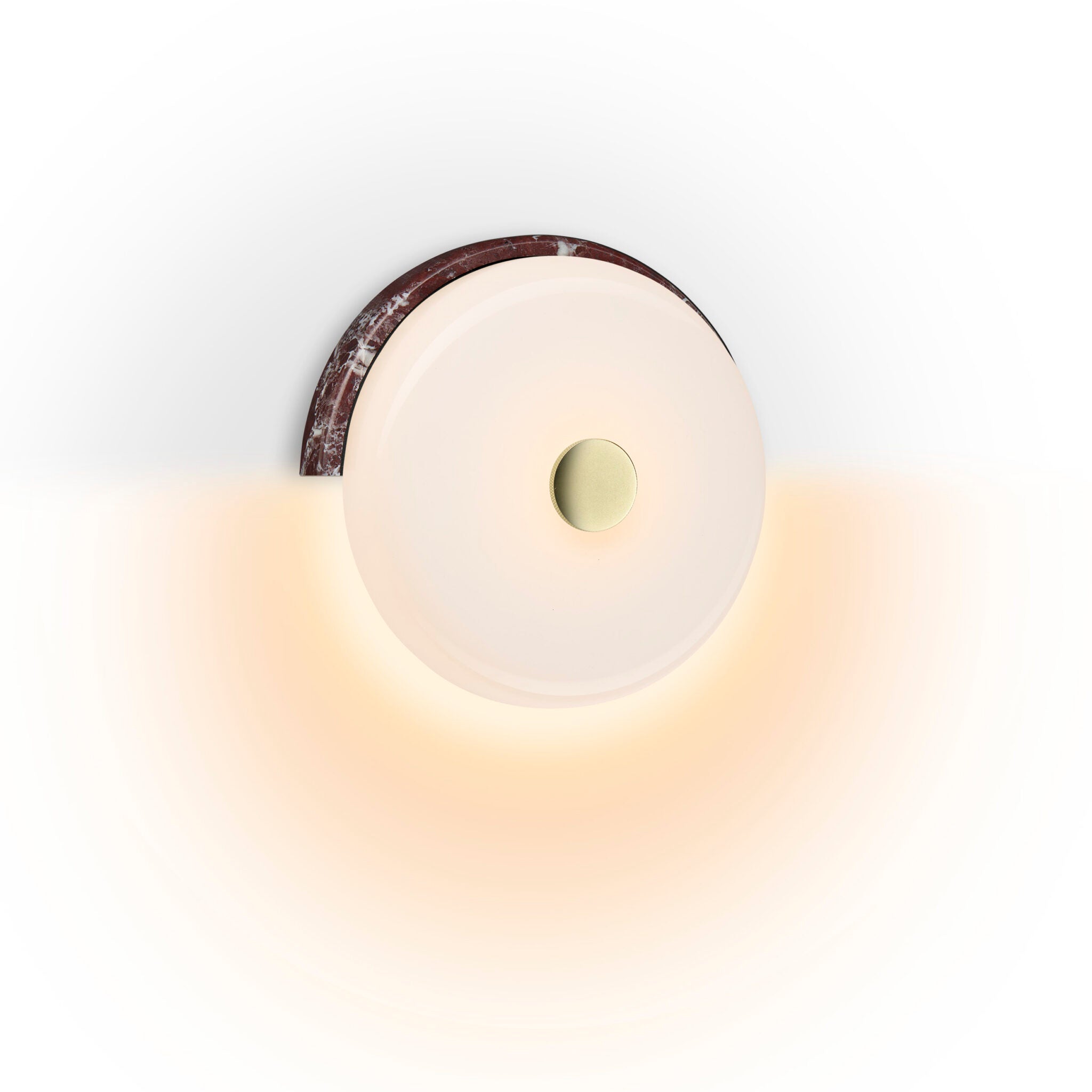 Cette applique murale en marbre brut et verre soufflé à la bouche est une pièce artisanale idéale pour une lumière d’ambiance naturelle.