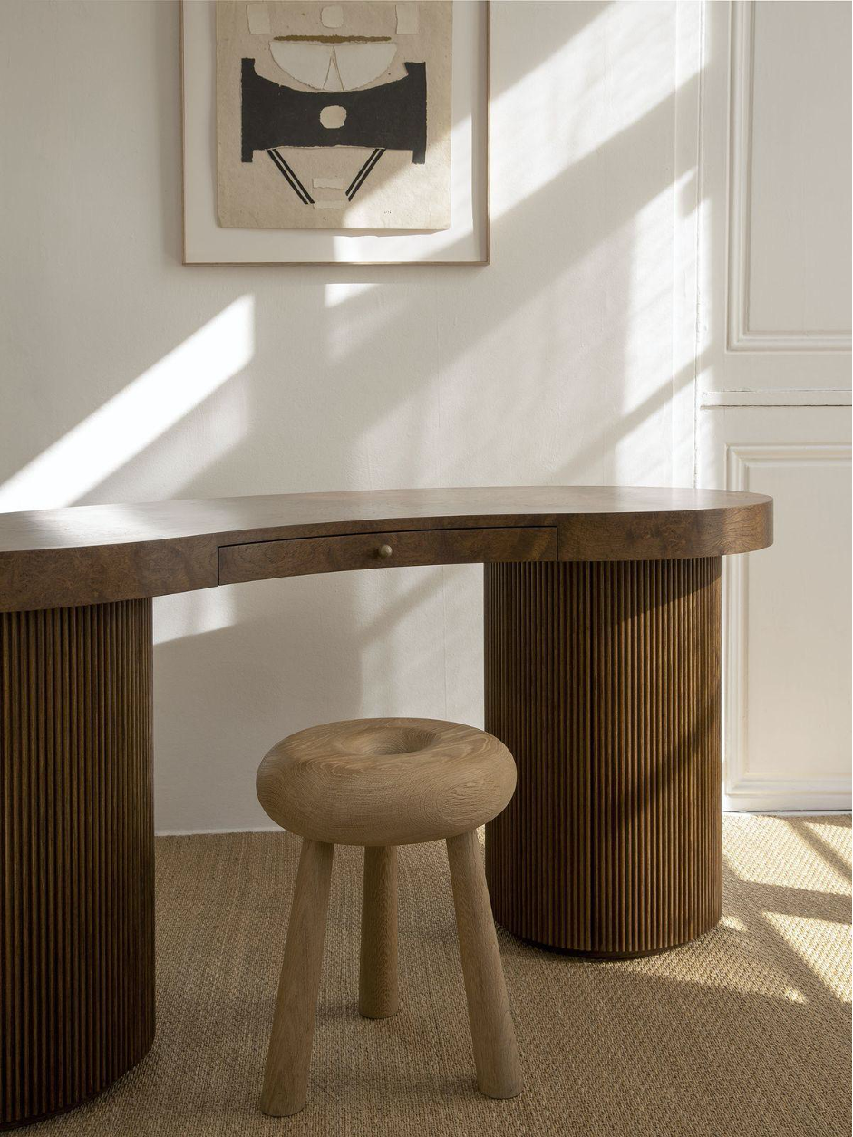 Bureau artisanal en noyer massif, plateau aux formes organiques et structure élégante.