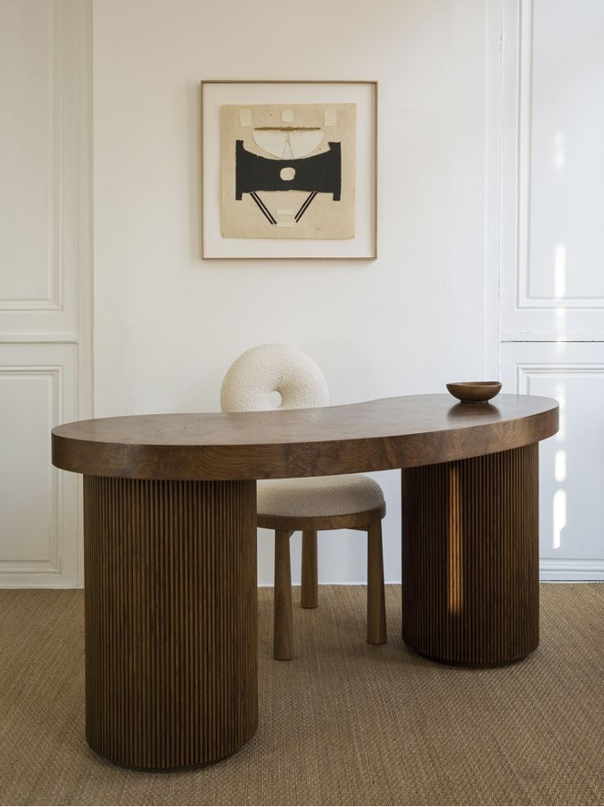 Mobilier haut de gamme : bureau en bois de noyer avec finition soignée et pieds sculptés