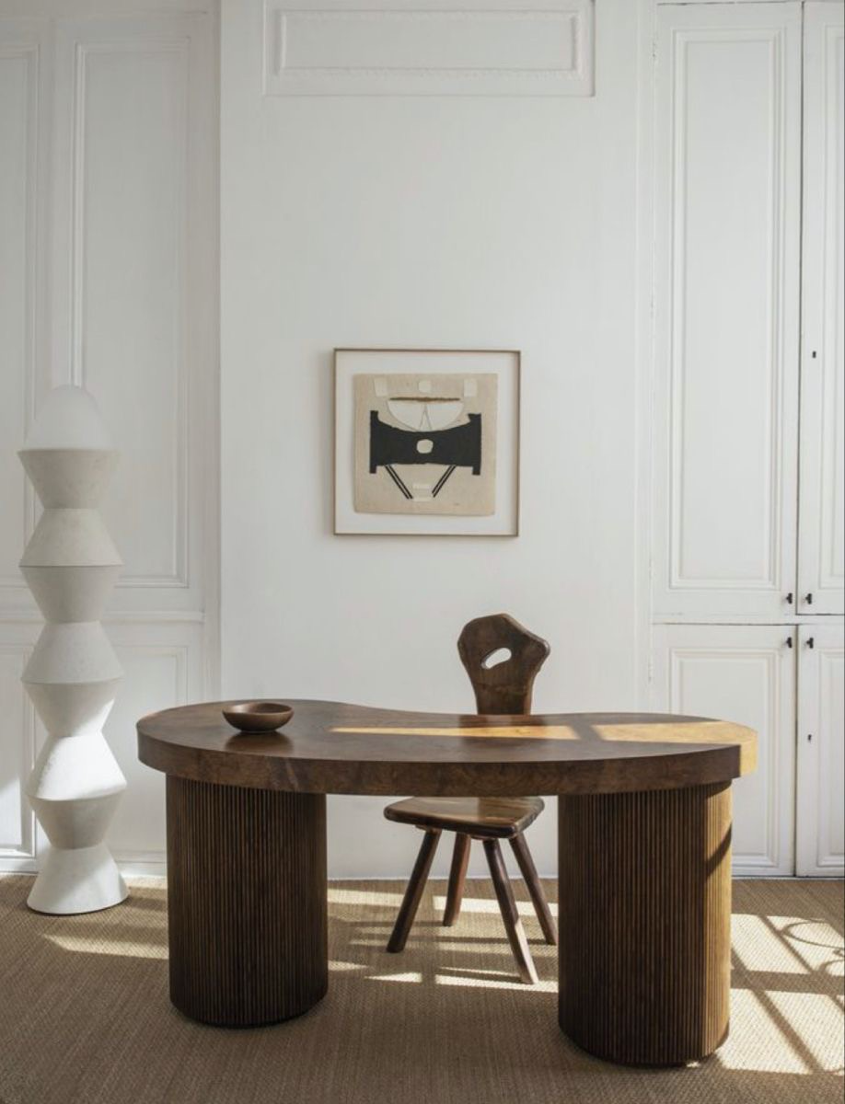 Bureau contemporain en bois de noyer, parfait pour un espace de travail raffiné et naturel