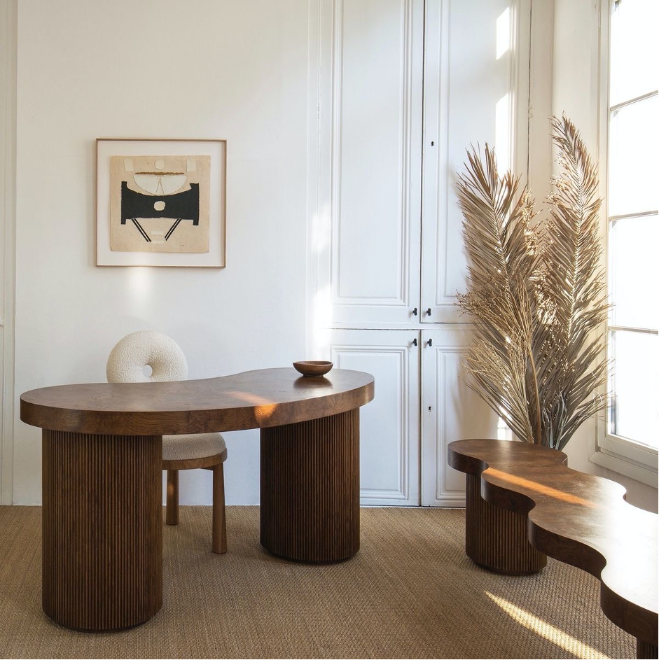 Bureau en bois de noyer avec design organique et pieds cylindriques rainurés