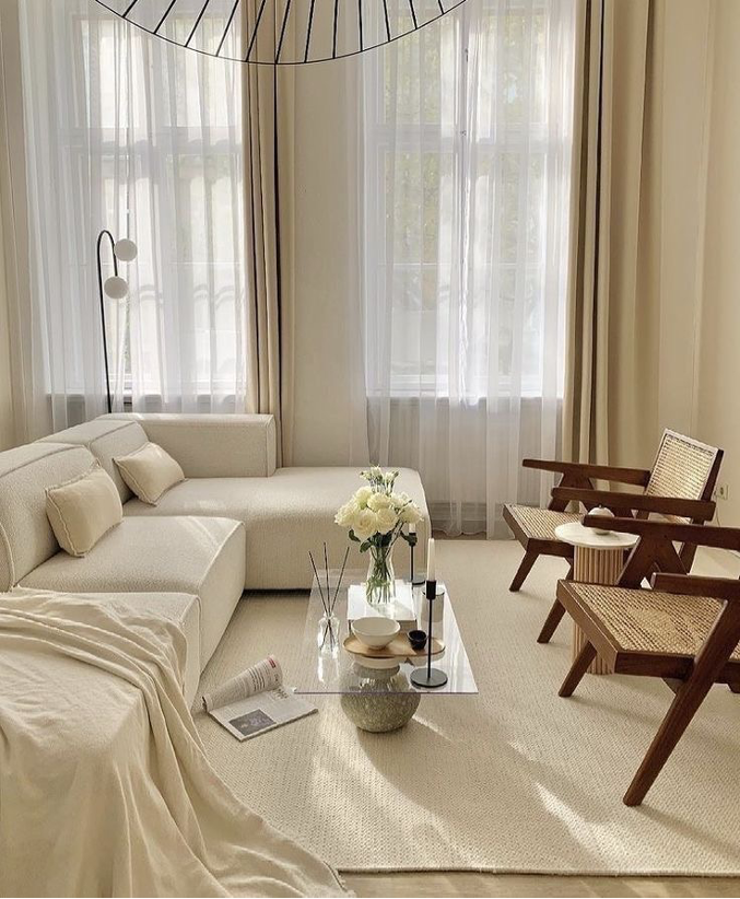 Chaise avec structure en chêne et dossier en rotin tressé, alliant robustesse et raffinement.