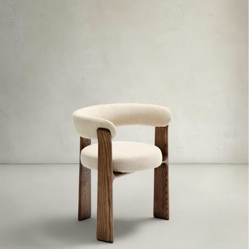 Chaise design en bois de chêne avec assise et dossier rembourrés en tissu personnalisable.