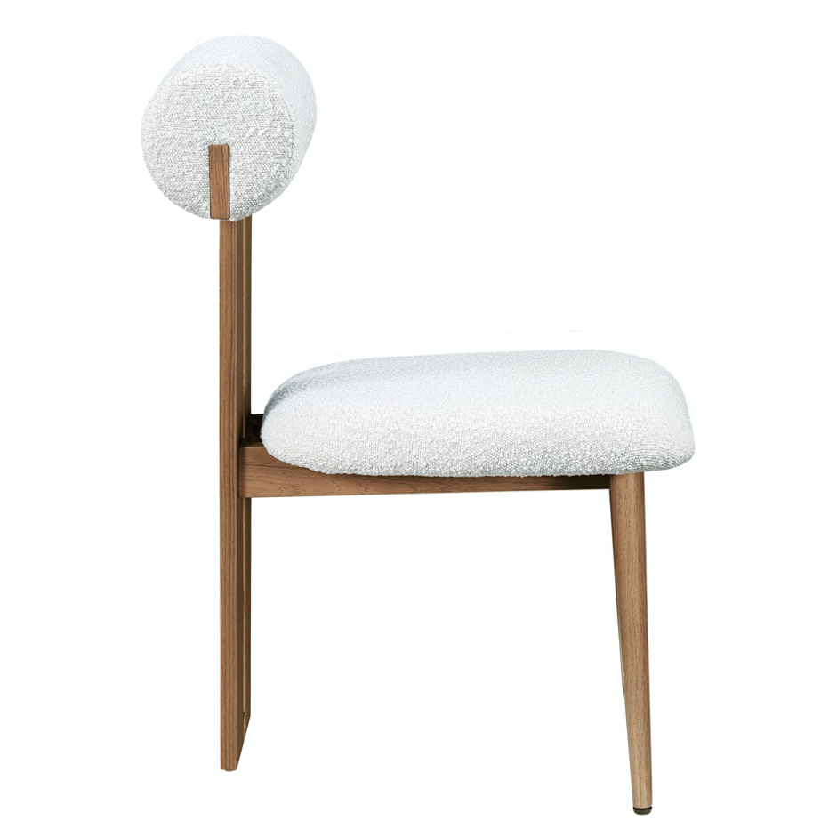 Mobilier artisanal : chaise en noyer avec dossier structuré et assise moelleuse en tissu