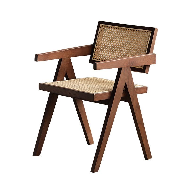 Chaise design en bois de chêne avec dossier et assise en rotin naturel tressé.