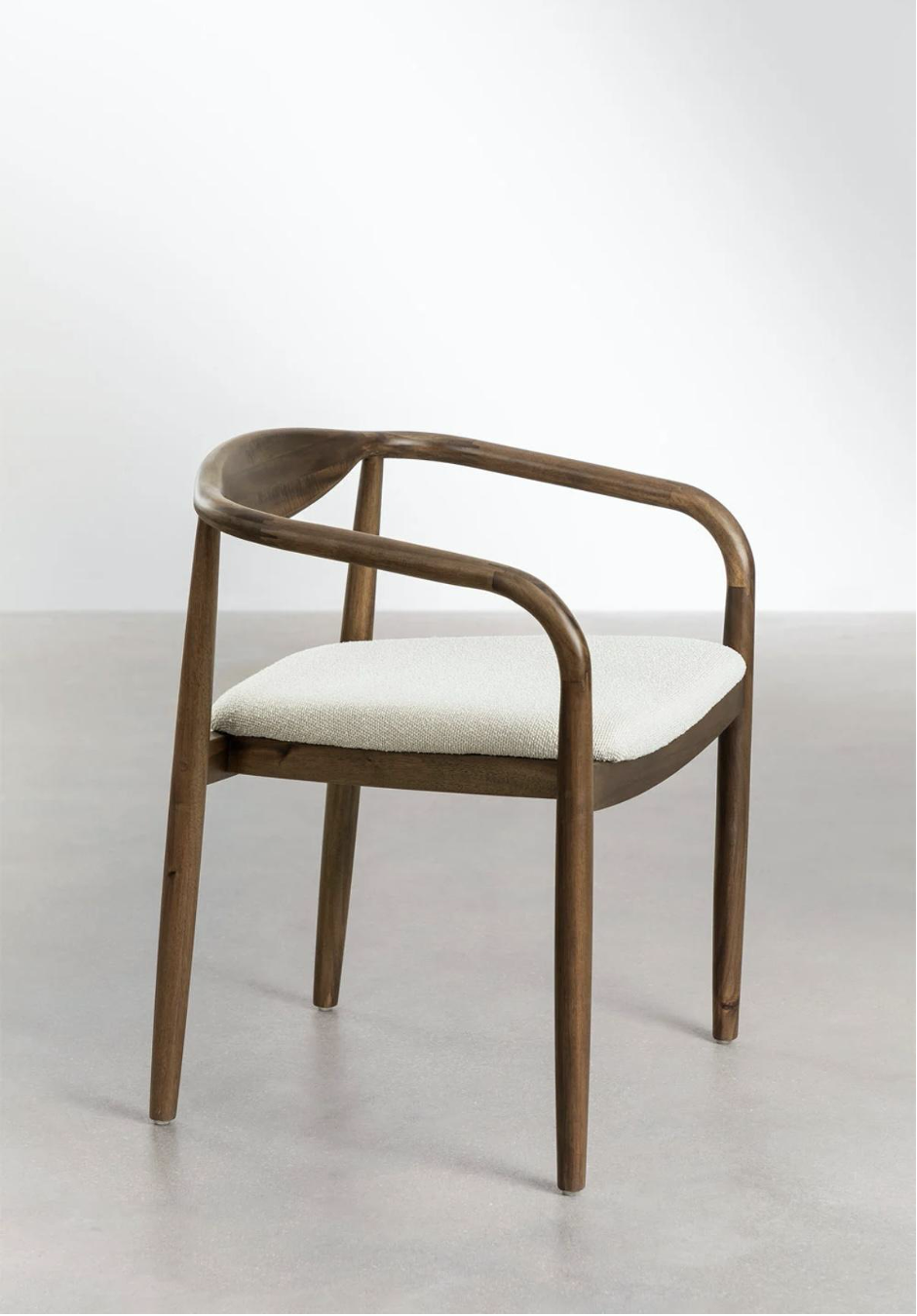 Mobilier artisanal : chaise en bois de chêne avec siège en tissu personnalisable pour un confort optimal.