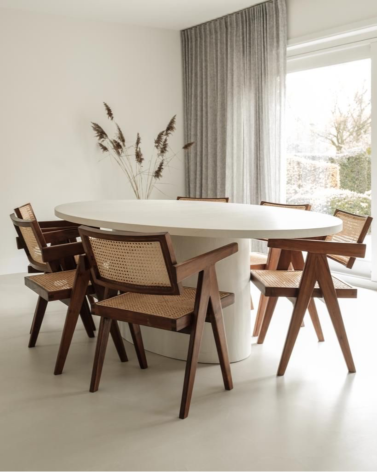 Chaise en chêne et rotin au design intemporel, idéale pour un intérieur chaleureux et authentique.