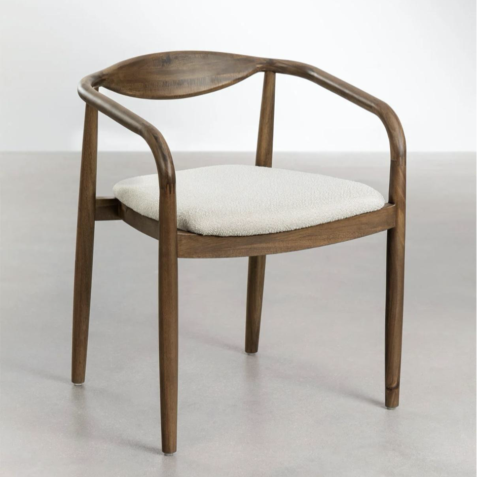 Chaise élégante en bois de chêne avec assise rembourrée en tissu personnalisable.