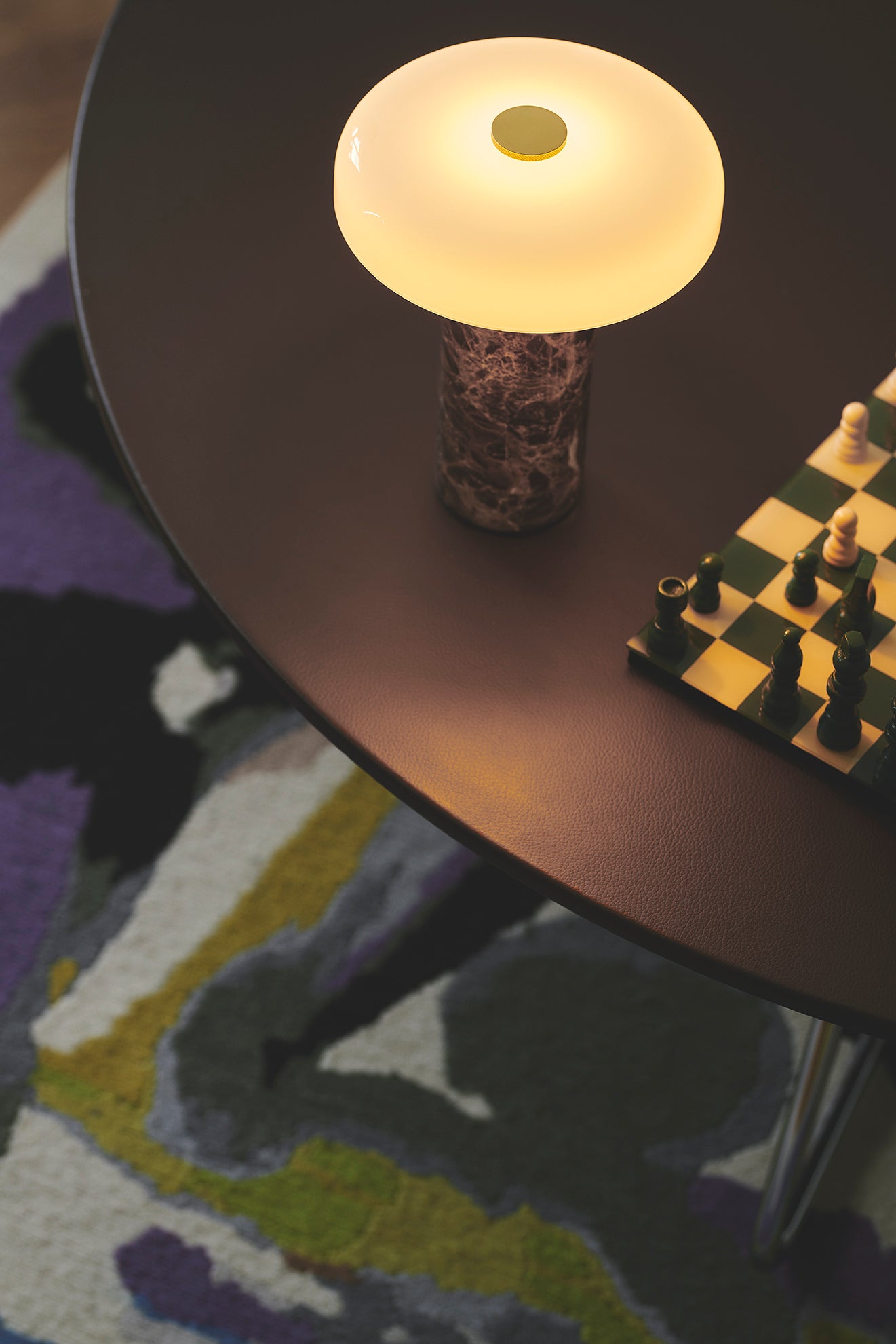 Une lampe à poser rechargeable, artisanale et résistante, à utiliser aussi bien en intérieur qu’en extérieur. Le charme brut du marbre et du verre soufflé.