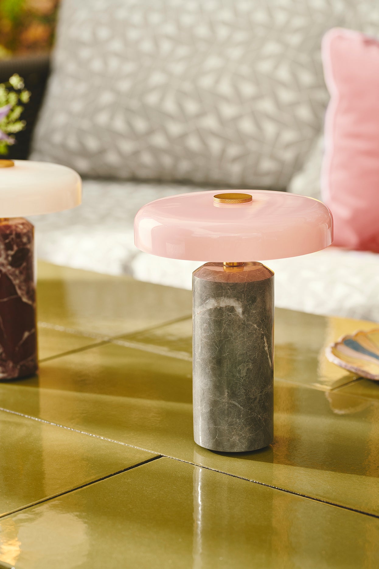 Artisanale, rechargeable et en marbre naturel, cette lampe s’adapte à toutes vos envies, dedans comme dehors, avec son globe en verre soufflé.