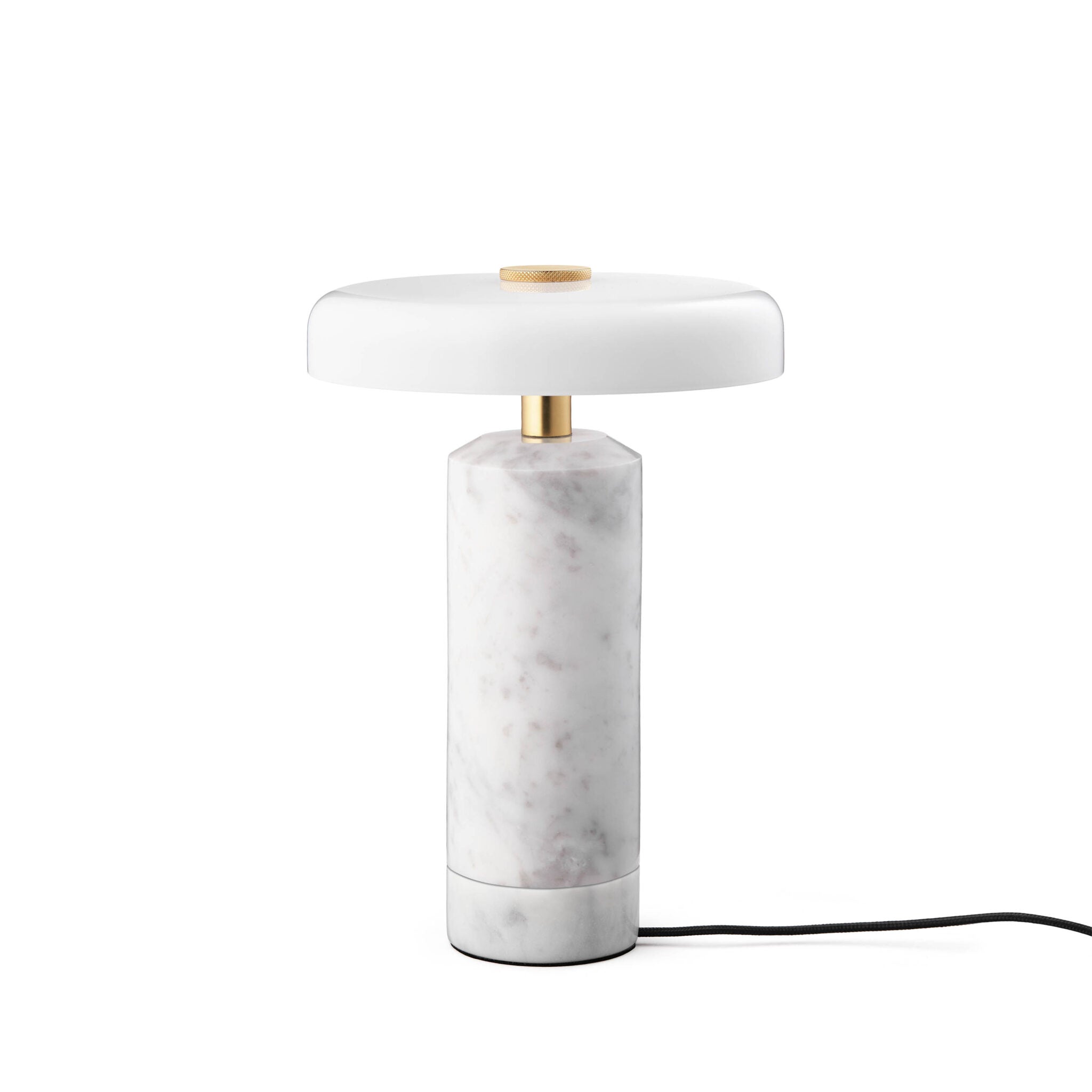 Fabriquée à la main, cette lampe rechargeable en marbre allie la puissance du matériau naturel à la finesse du verre soufflé artisanal.