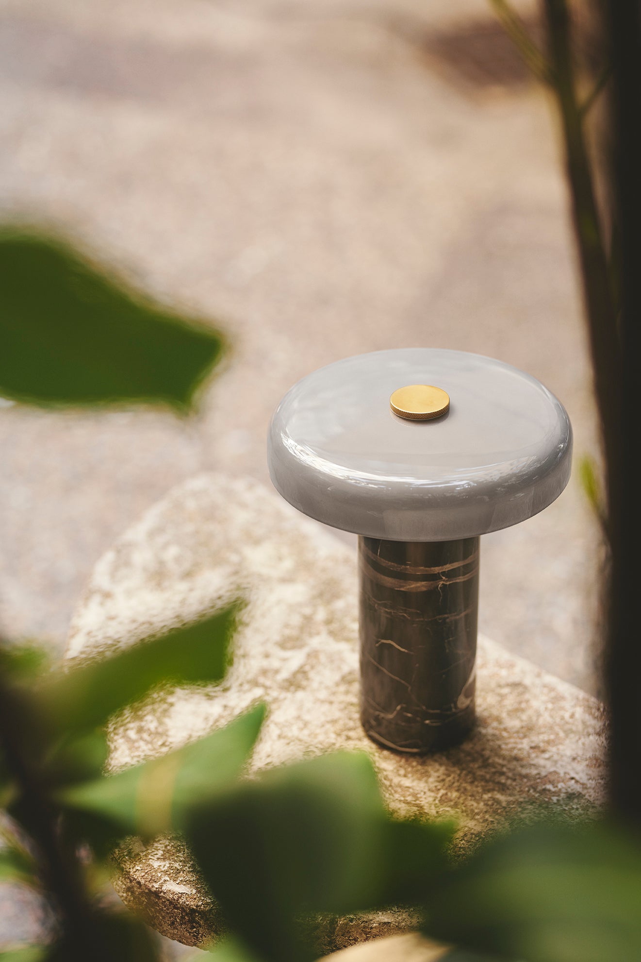 Parfaite pour une ambiance chic et naturelle, cette lampe artisanale mêle simplicité des formes et noblesse des matériaux.