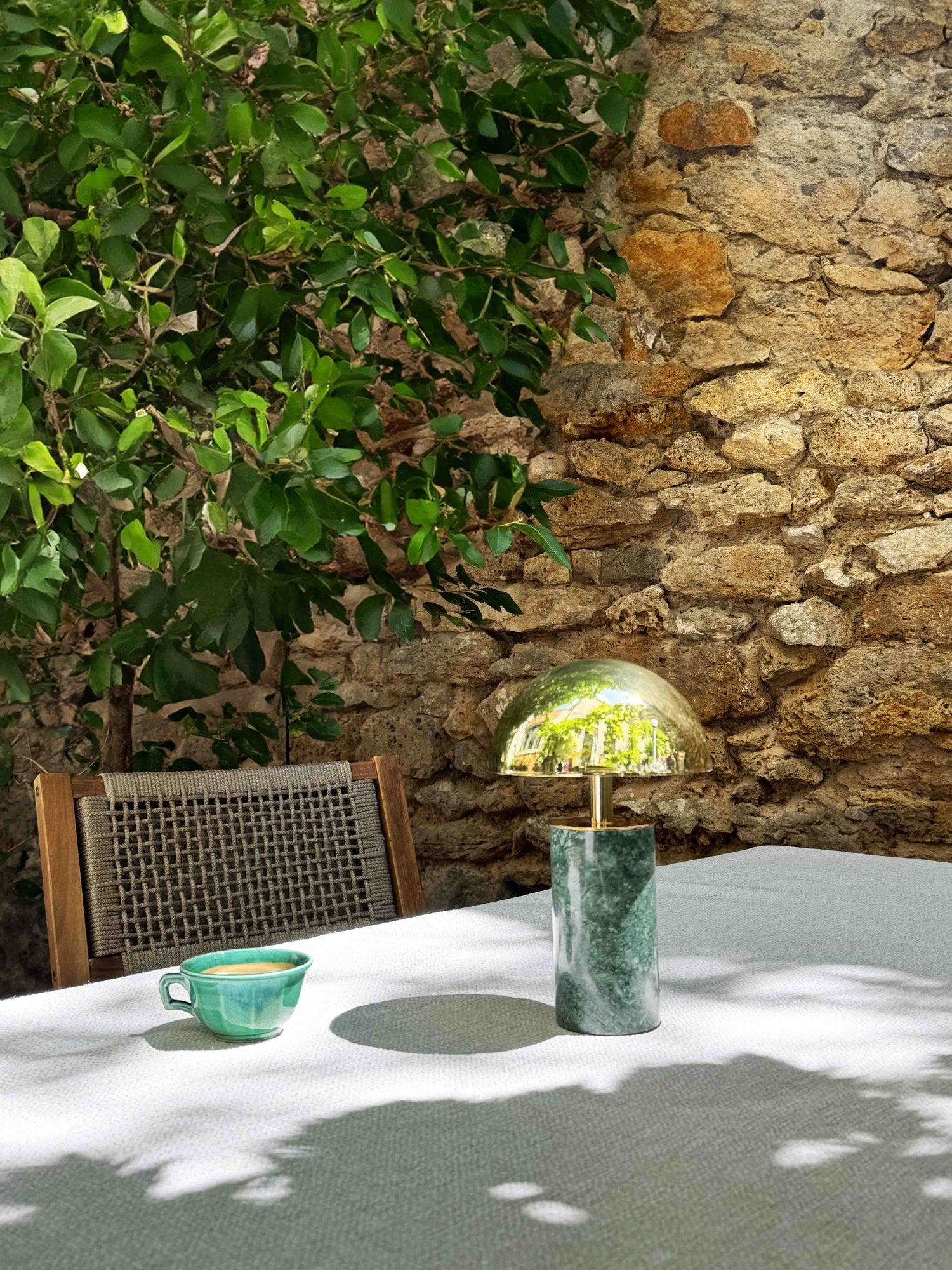 Une lampe de table rechargeable, 100 % faite main, qui joue sur la matière brute pour créer une atmosphère chaleureuse.