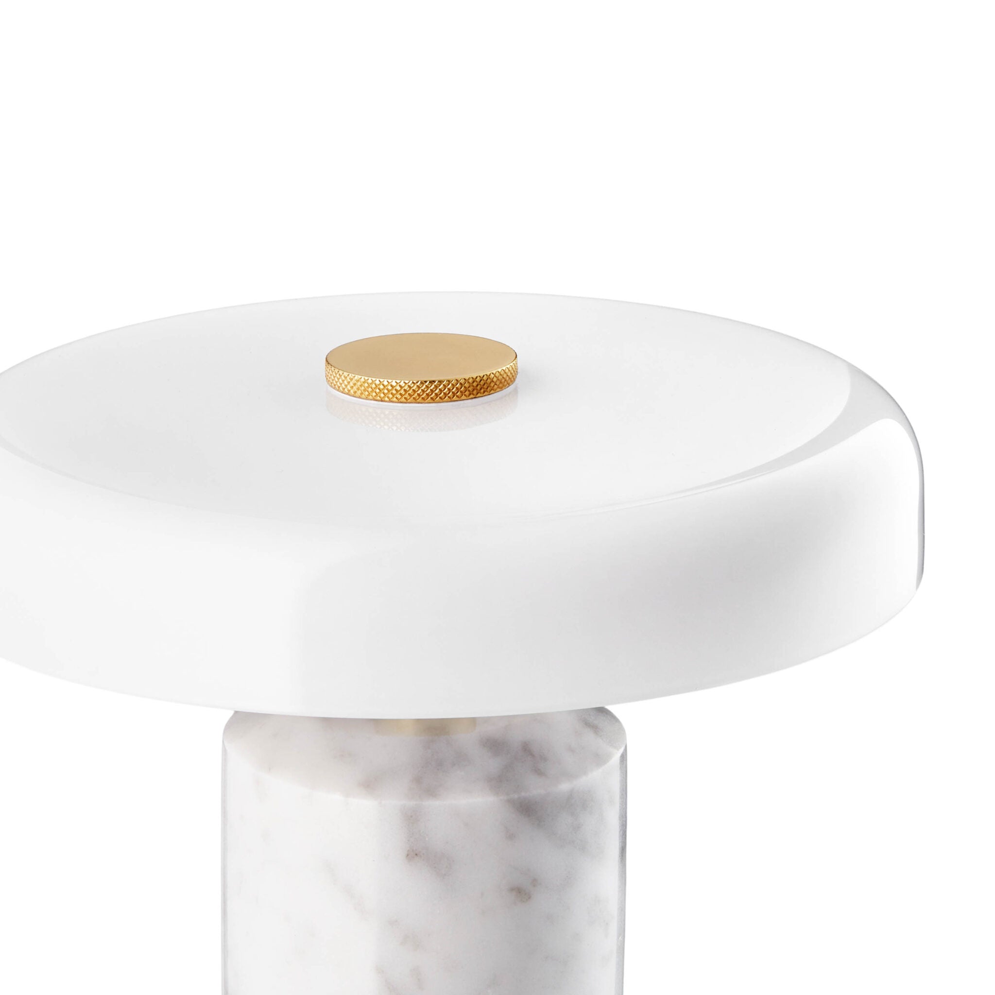 Une lampe à poser rechargeable en marbre massif, façonnée à la main et surmontée d’un verre soufflé à la bouche. Fonctionnelle et décorative.