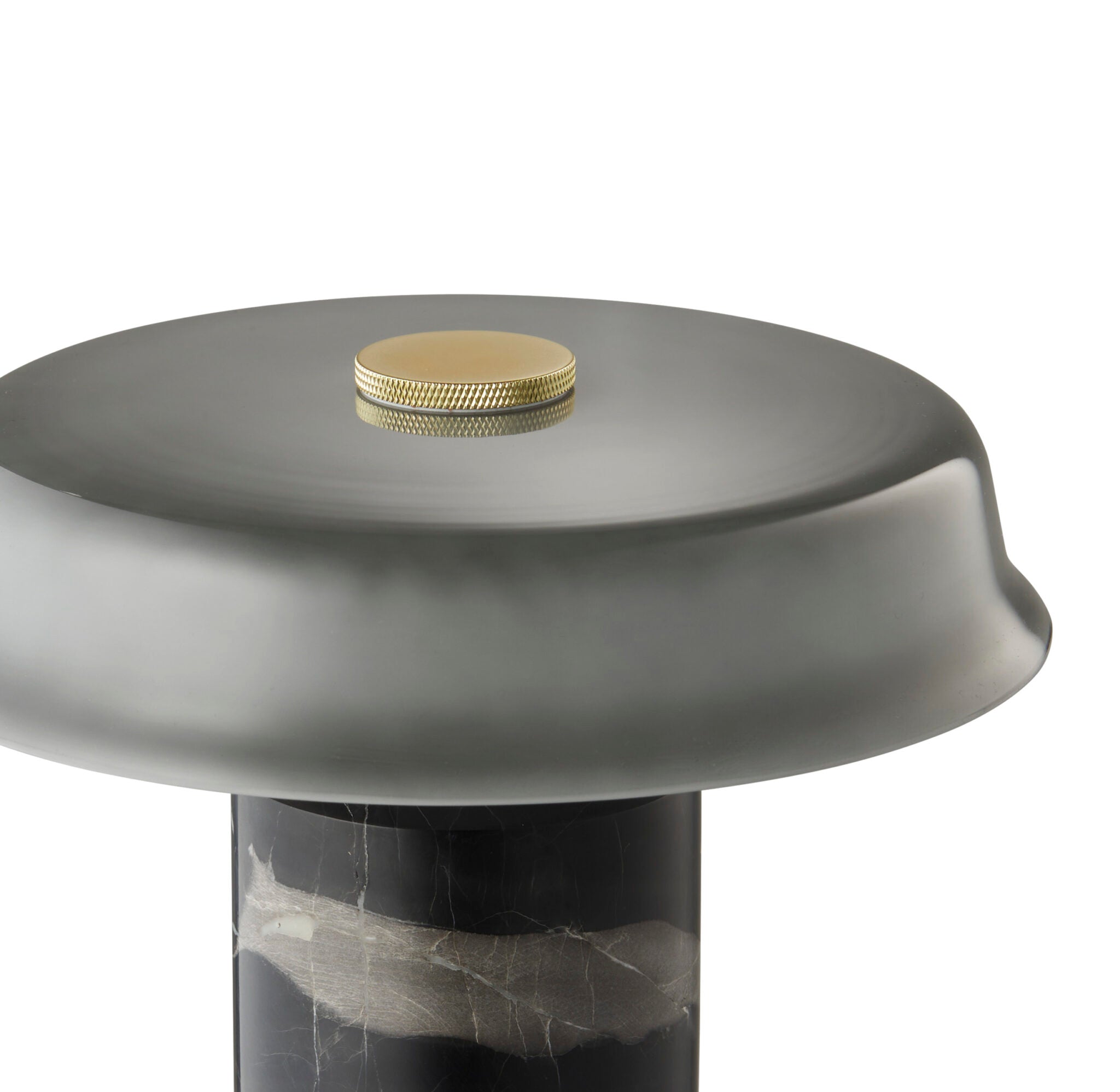 Fabriquée à la main, cette lampe marie la texture naturelle du marbre brut à la légèreté d’un verre soufflé délicatement travaillé.