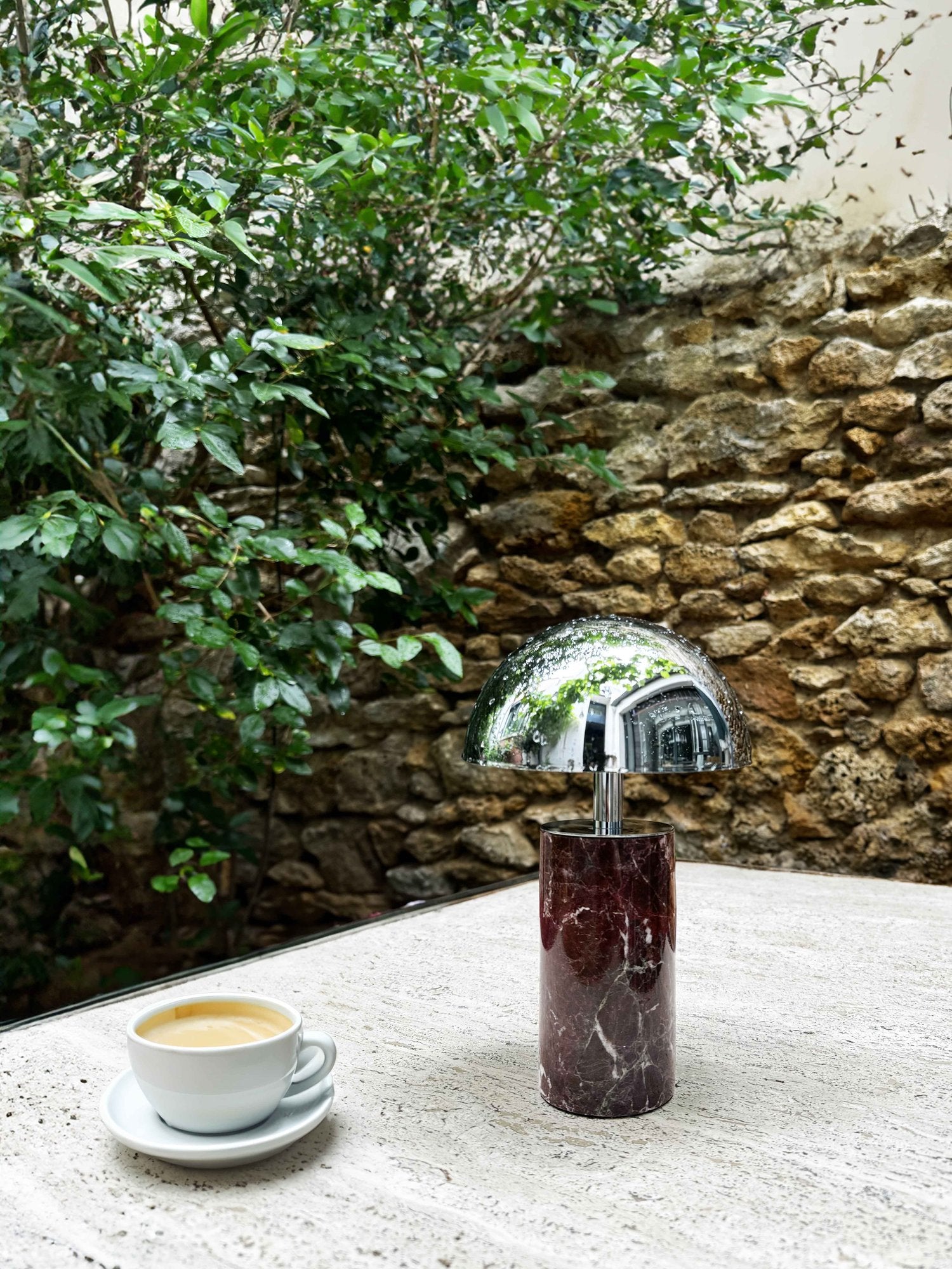 Pièce sculpturale en marbre brut, cette lampe à poser est rechargeable et réalisée à la main. Parfaite pour une déco chic et naturelle.