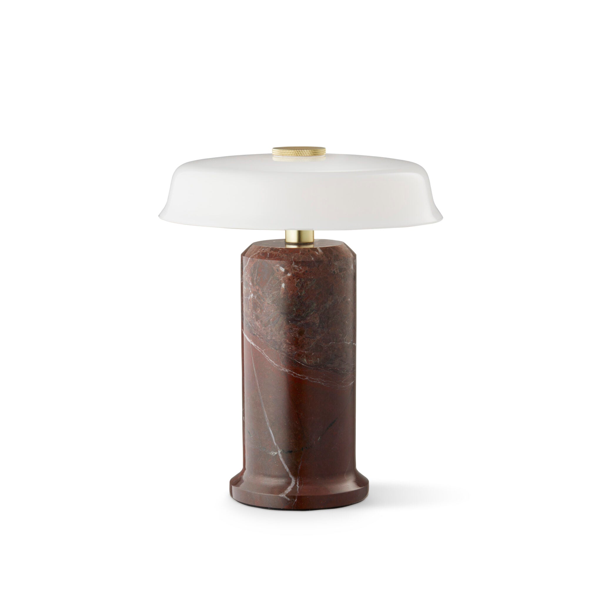 Une lampe de caractère, au design épuré, mêlant matériaux nobles et savoir-faire artisanal pour un intérieur unique.