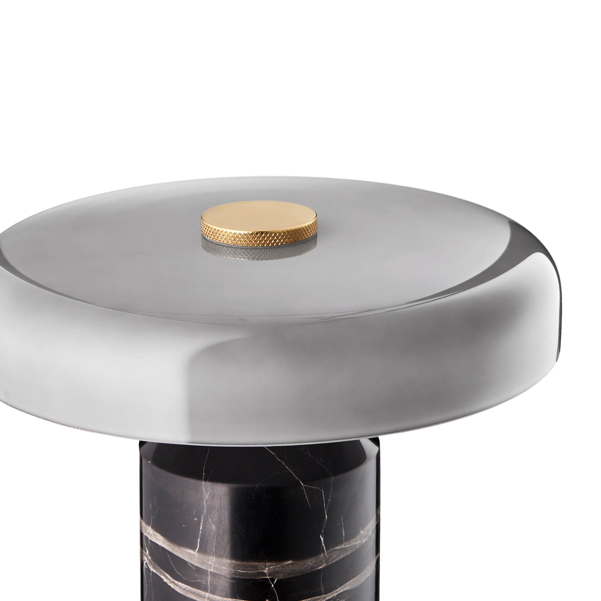 Un classique revisité avec des matériaux nobles : marbre brut et verre soufflé pour une lampe intemporelle.