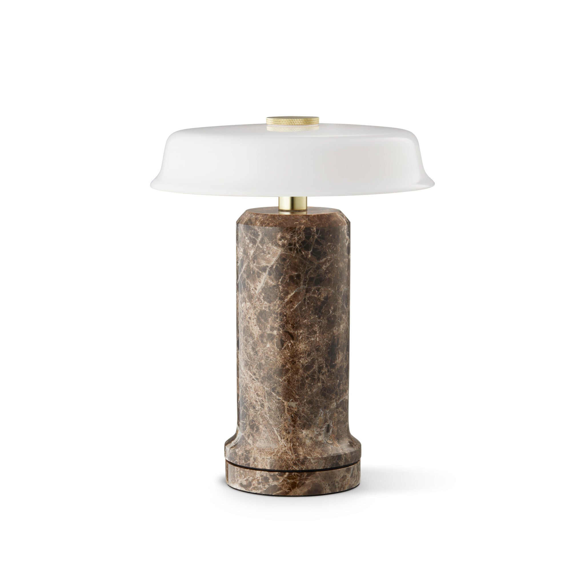 Objet de décoration et lumière d’ambiance, cette lampe artisanale reflète un savoir-faire rare et authentique.