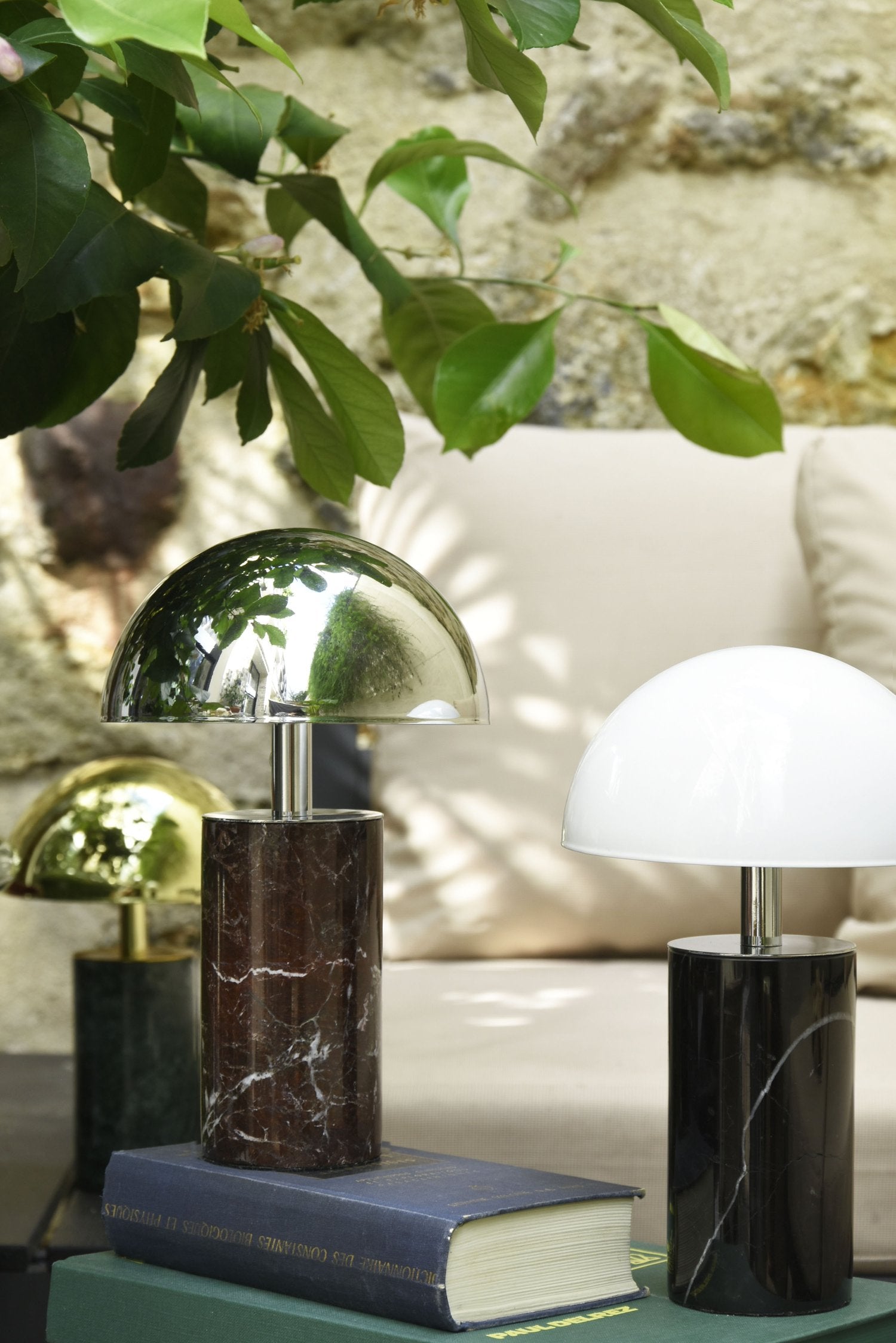 Lampe à poser rechargeable, taillée dans du marbre brut et façonnée à la main. Une pièce unique pour une lumière douce et raffinée.