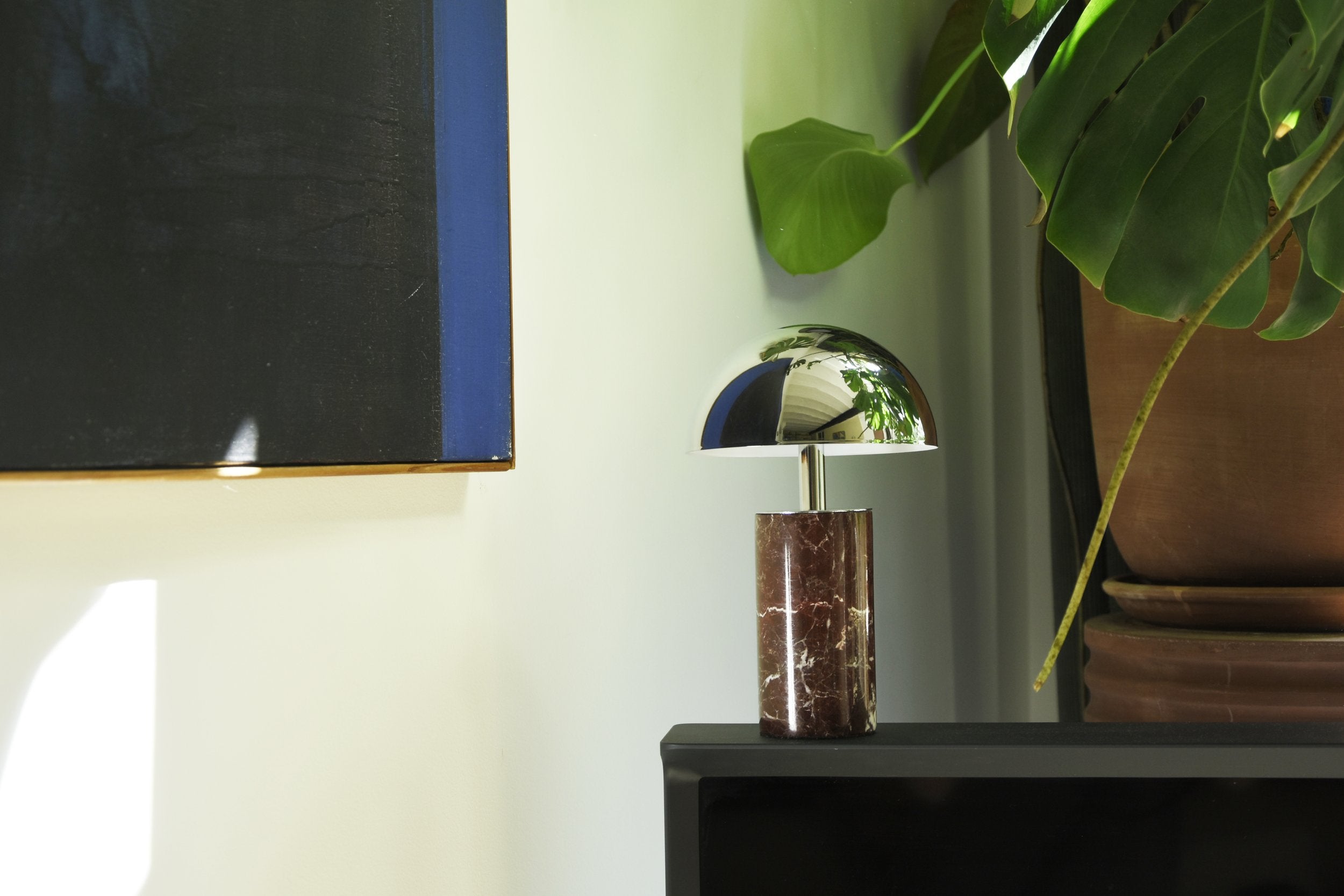 Fabriquée artisanalement, cette lampe à poser rechargeable en marbre brut apporte une touche brute et élégante à votre intérieur.