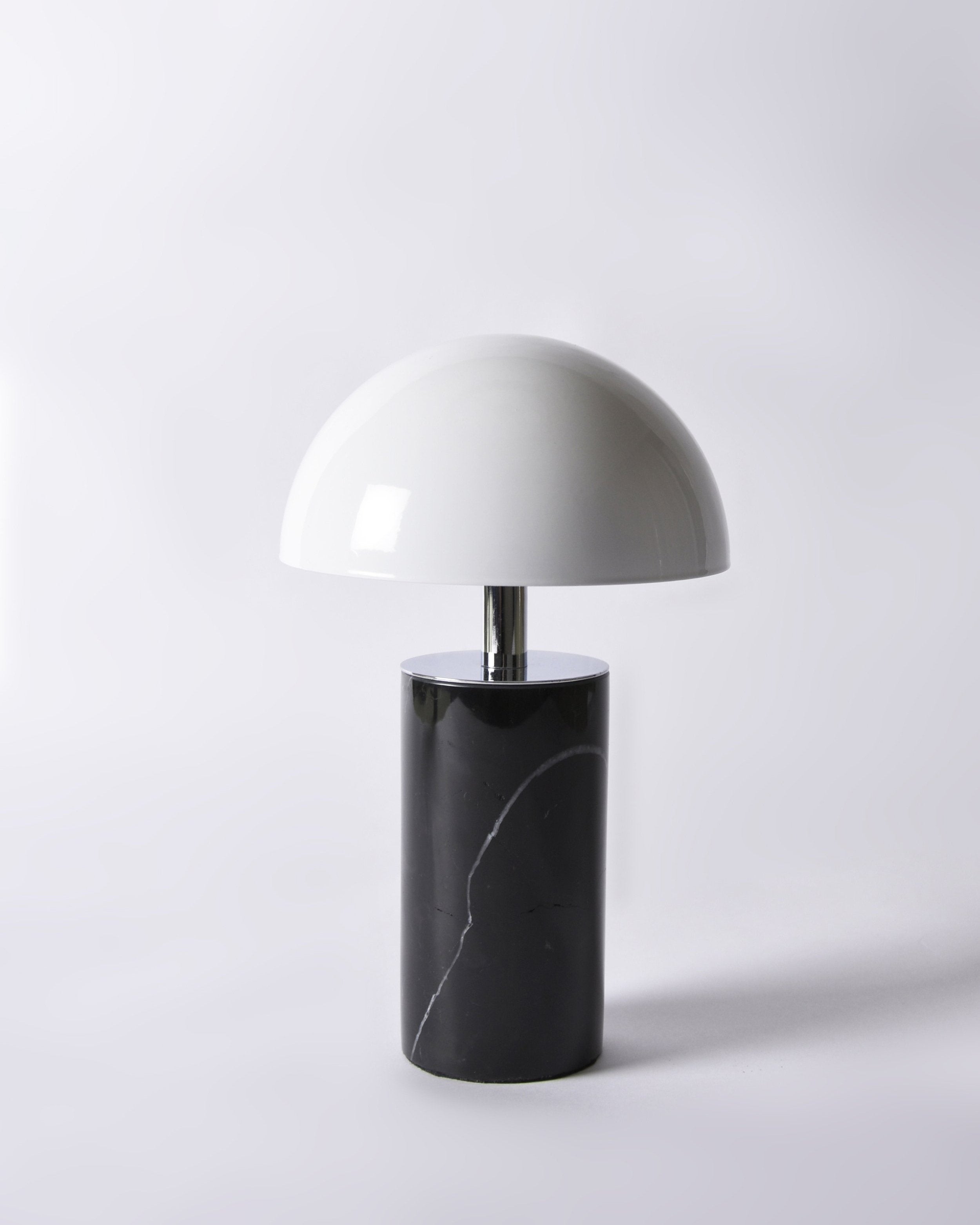 Pure et naturelle, cette lampe artisanale rechargeable met à l’honneur la beauté brute du marbre, sans compromis sur le style.