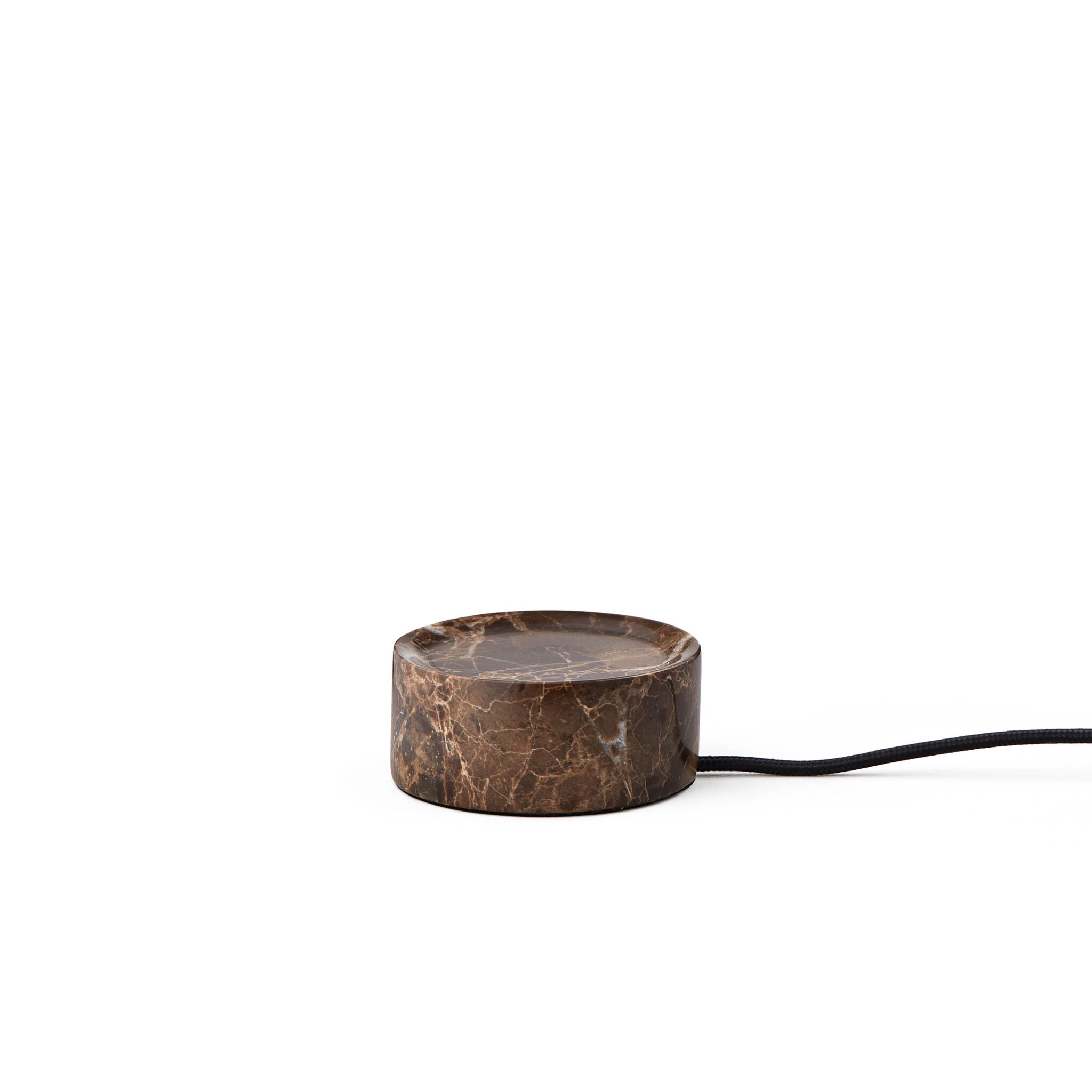 Lampe à poser en marbre brut, rechargeable, artisanale, avec verre soufflé à la bouche. Idéale pour une utilisation aussi bien en intérieur qu’en extérieur.