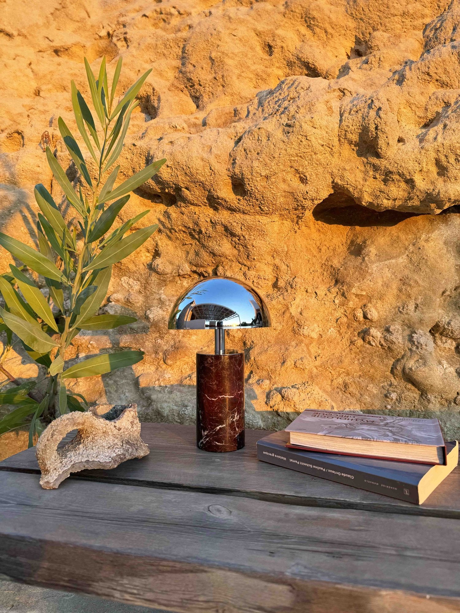 Cette lampe en marbre brut est rechargeable, sans fil, et fabriquée à la main. Une pièce qui allie utilité et esthétisme.
