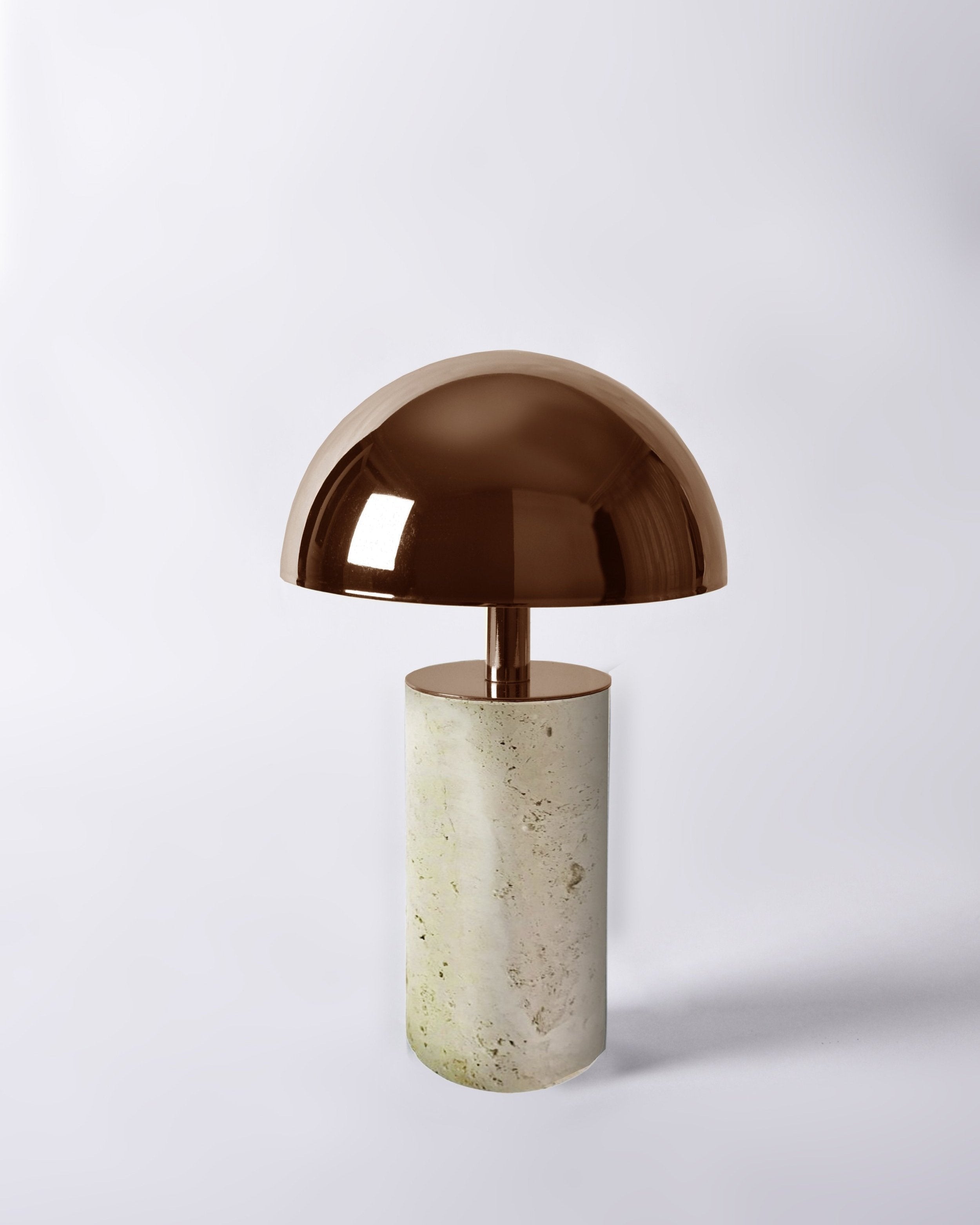 Une pièce unique et fonctionnelle, conçue en travertin brut et équipée d’un système rechargeable. Artisanat et modernité réunis.