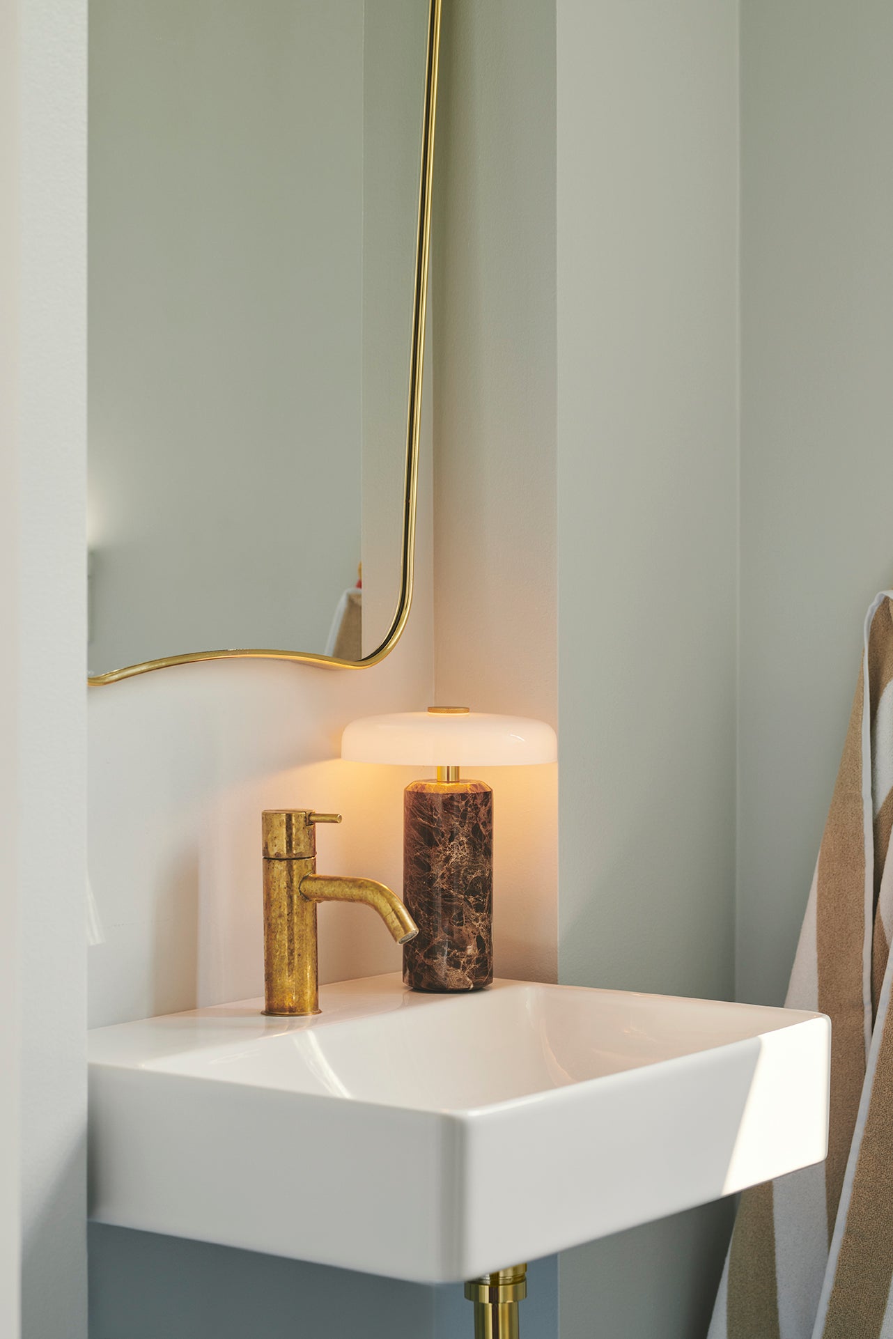 Fabriquée à la main, cette lampe en marbre avec globe soufflé est sans fil et s’adapte à tous les espaces de la maison ou du jardin.