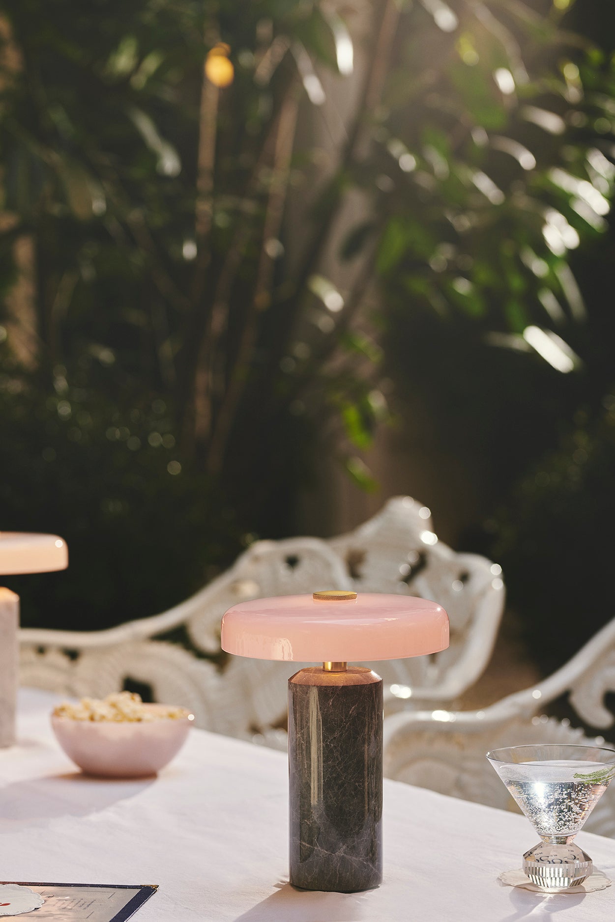 Une lampe à poser faite main, alliant marbre brut et verre soufflé, idéale pour une ambiance chic en intérieur ou en extérieur.