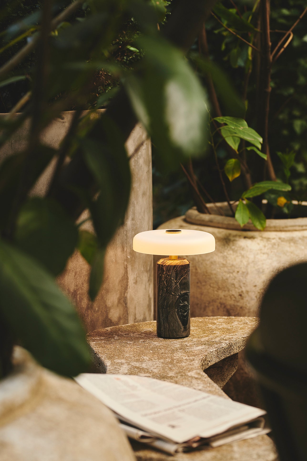 Fabriquée à la main, cette lampe à poser en marbre et verre soufflé est rechargeable, sans fil et pensée pour un usage décoratif ou fonctionnel.