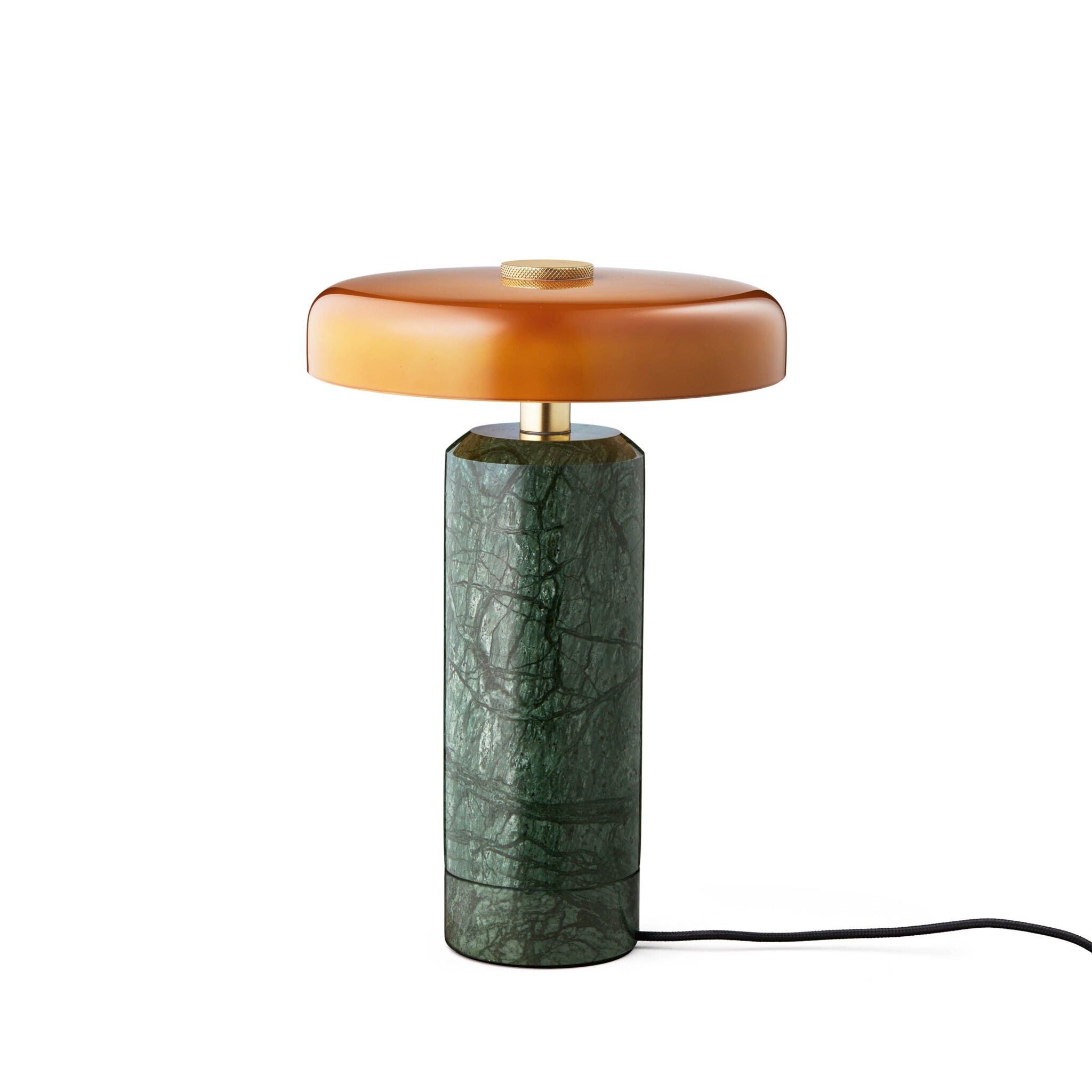 Cette lampe rechargeable en marbre et verre soufflé s’utilise partout : dans votre salon, sur une terrasse ou pour un dîner en extérieur.