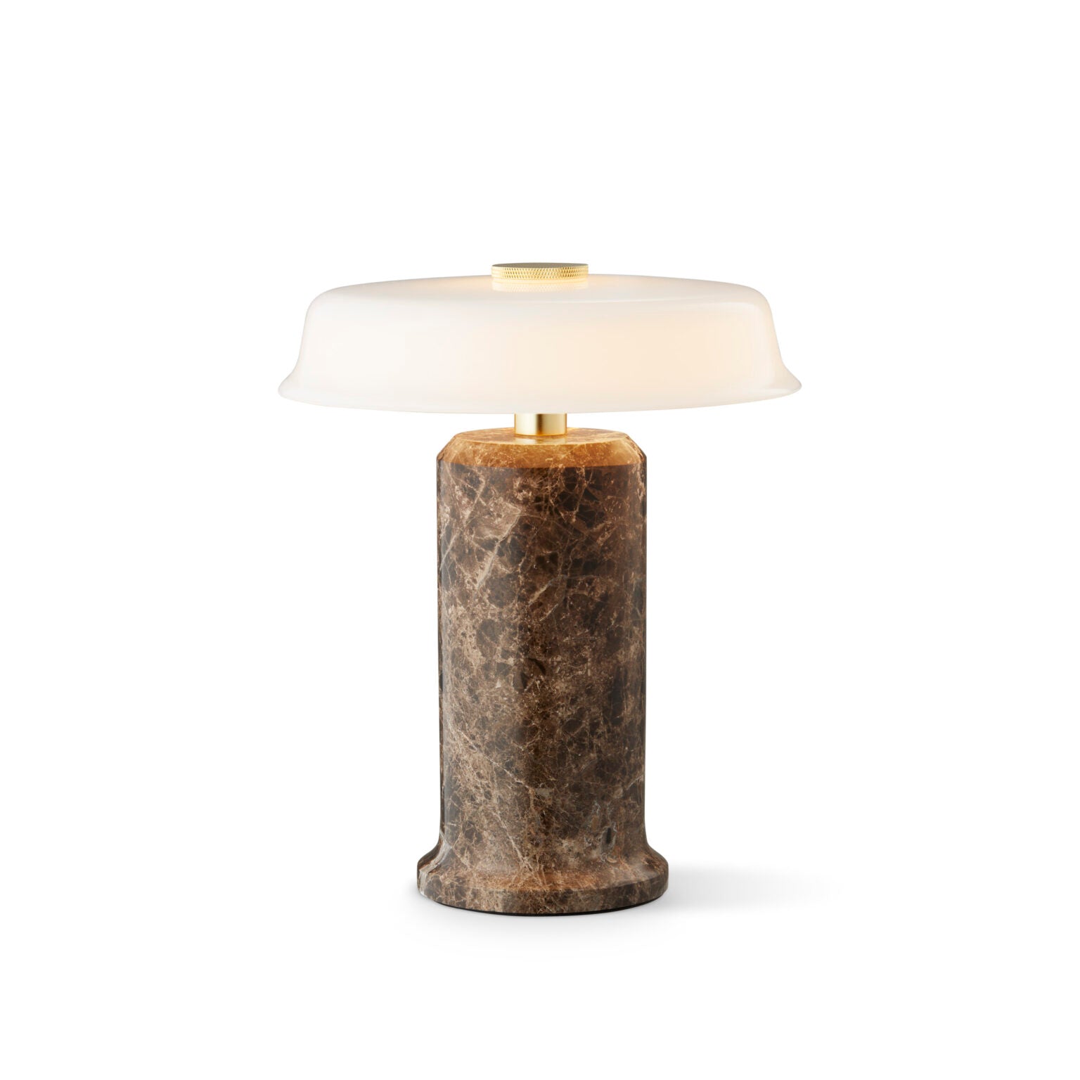 Une silhouette moderne, une matière brute, un verre soufflé à la bouche : une lampe d’exception au style affirmé.