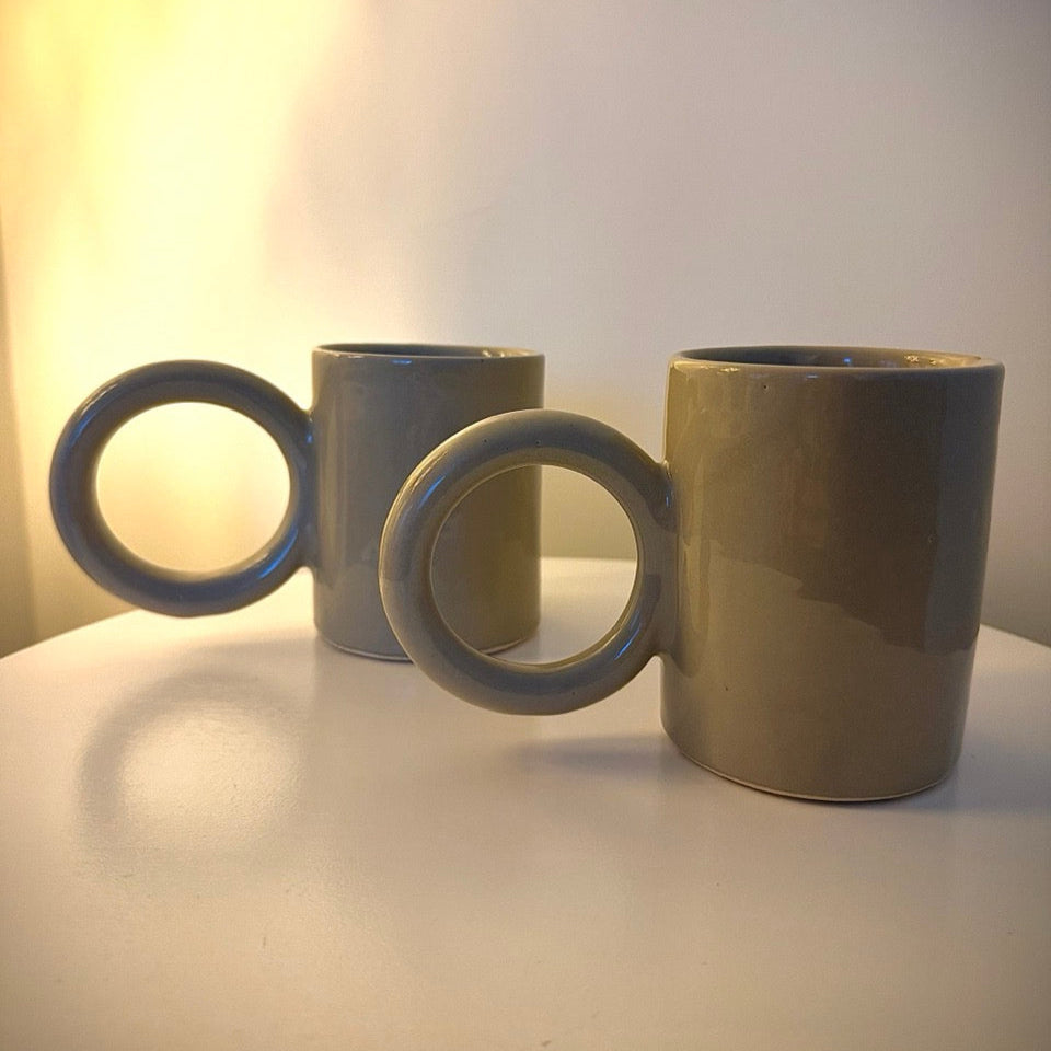 Lot de deux mugs en céramique artisanale avec grande anse ronde, design élégant et moderne.