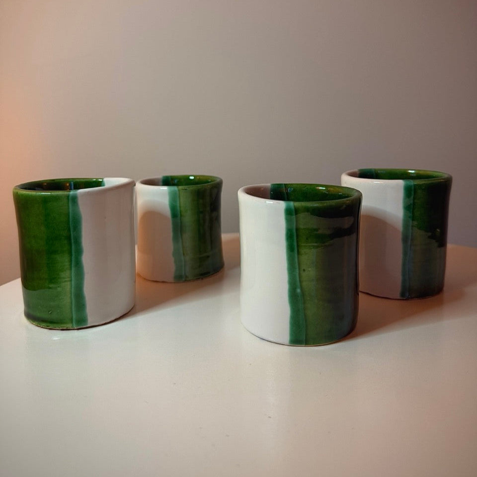 Lot de quatre tasses artisanales en céramique, finition émaillée vert et blanc, fabriquées à la main.