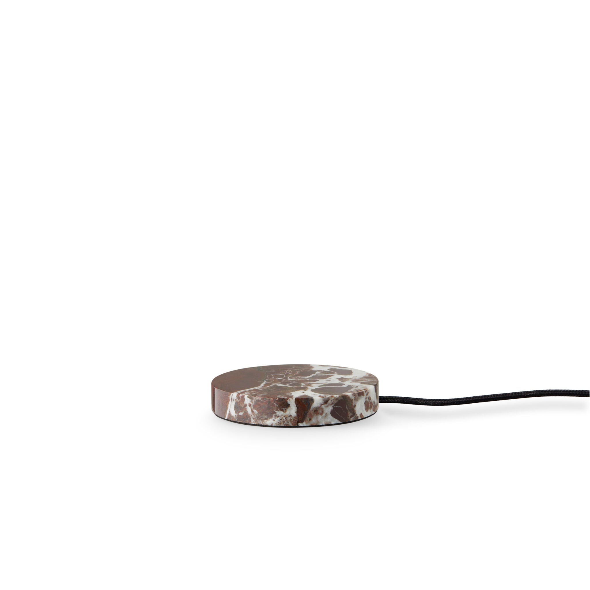Ce luminaire artisanal allie lignes épurées et matériaux bruts pour un effet sobre et très décoratif.