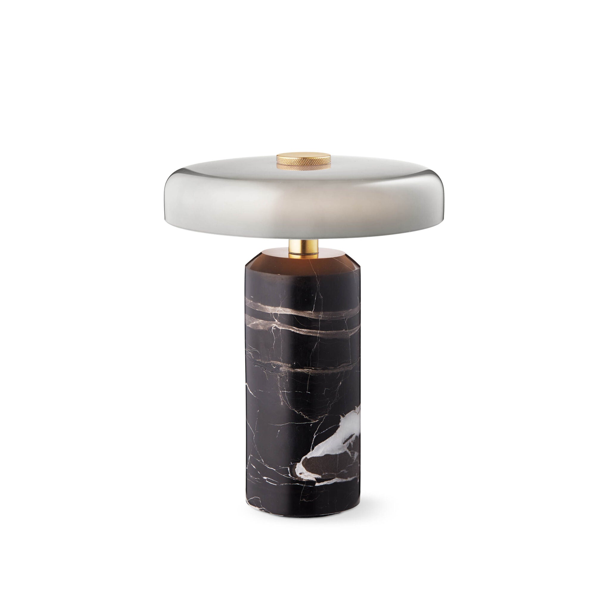 Ce luminaire sculptural en marbre met en valeur le travail manuel du verre soufflé pour un rendu authentique.