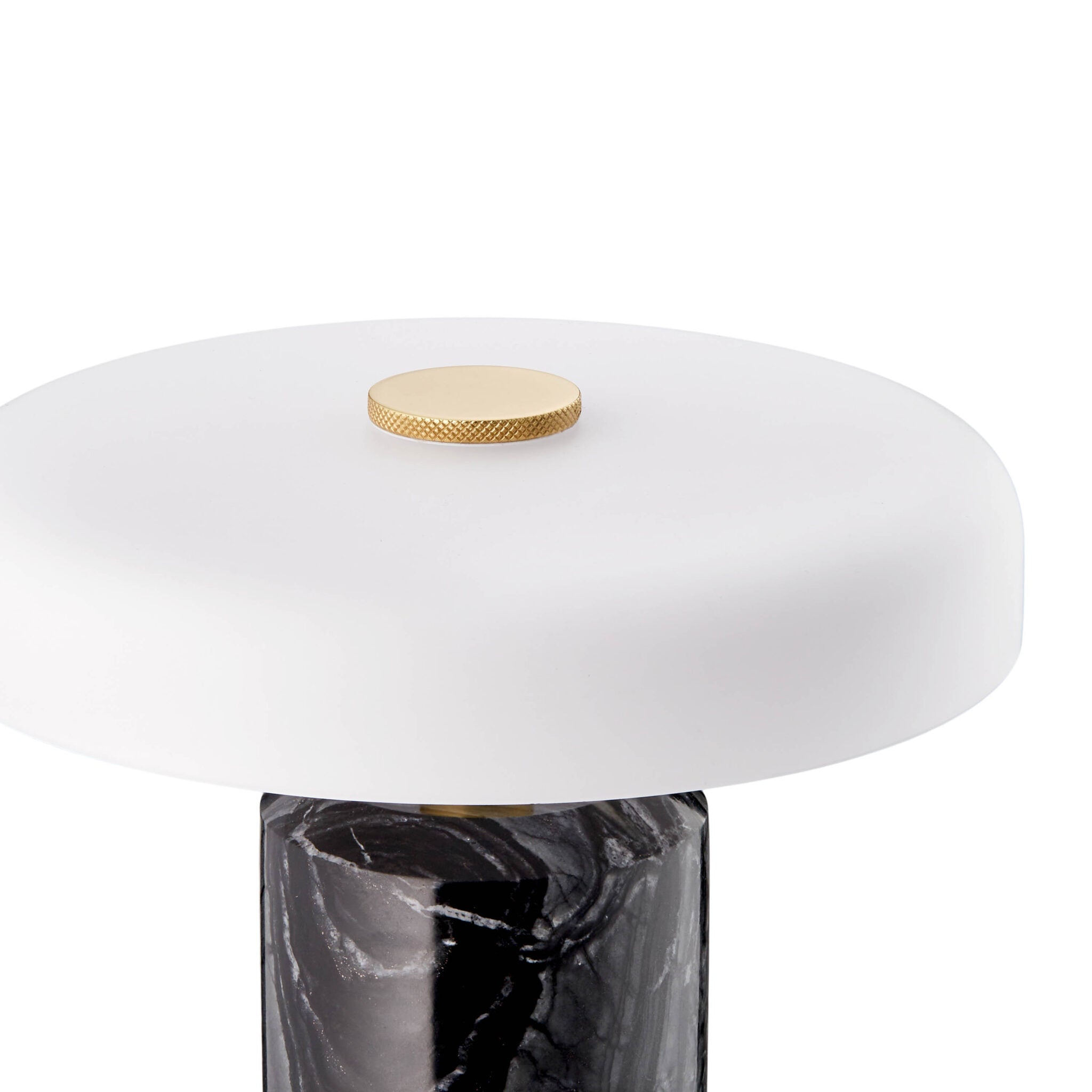 Compacte, rechargeable et faite main, cette lampe en marbre brut avec verre soufflé est idéale pour les espaces modernes et naturels.