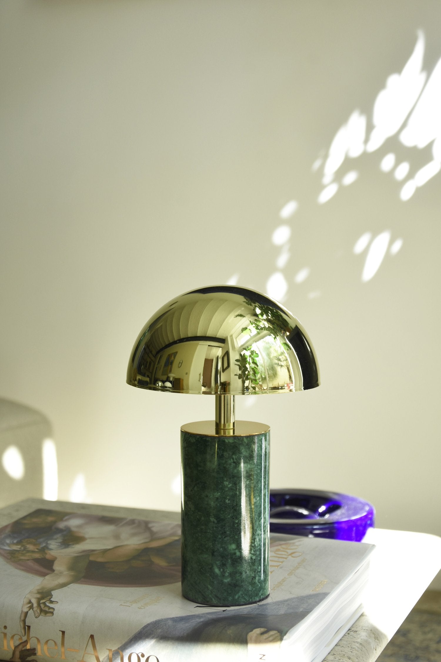 Compacte, fonctionnelle et esthétique, cette lampe rechargeable en marbre brut est sculptée à la main pour une ambiance unique.