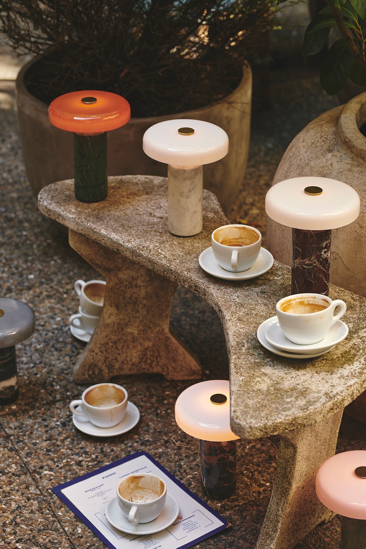 Petite et nomade, cette lampe artisanale en marbre brut est rechargeable et résistante. Elle s’utilise partout, en intérieur comme en extérieur.