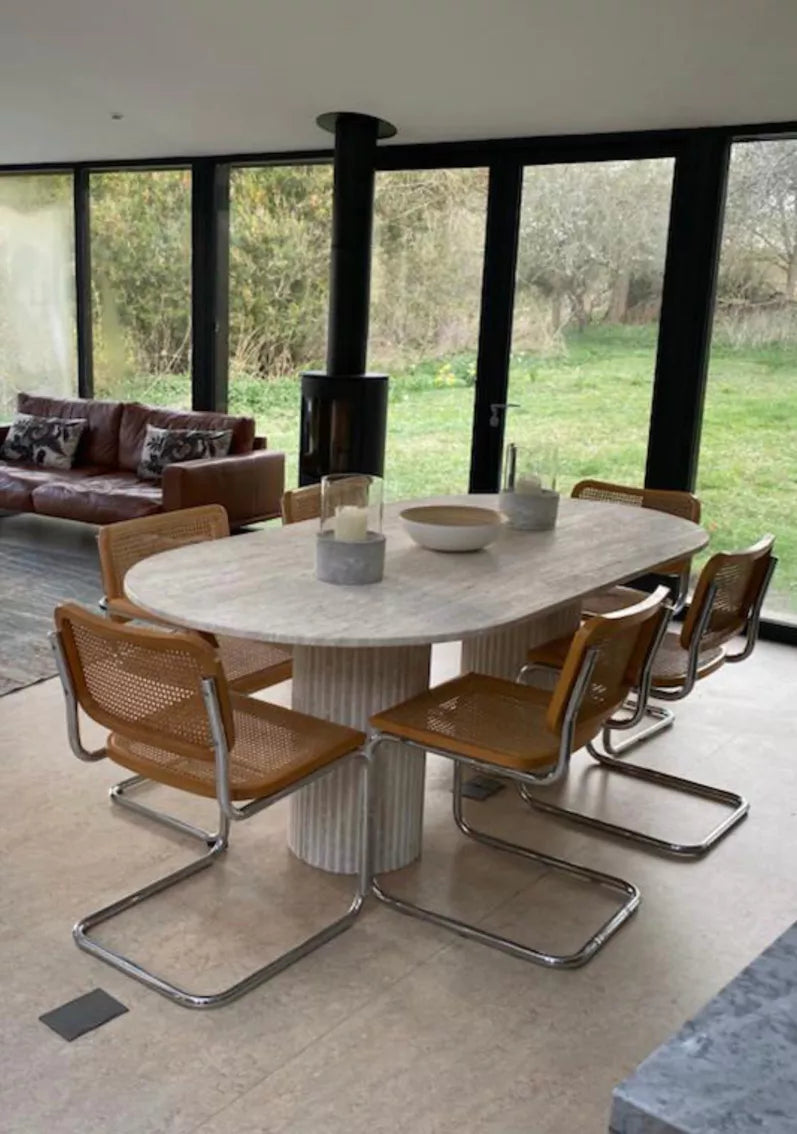 Pieds baguette cylindriques en travertin, détails rainurés inspirés de l’architecture classique