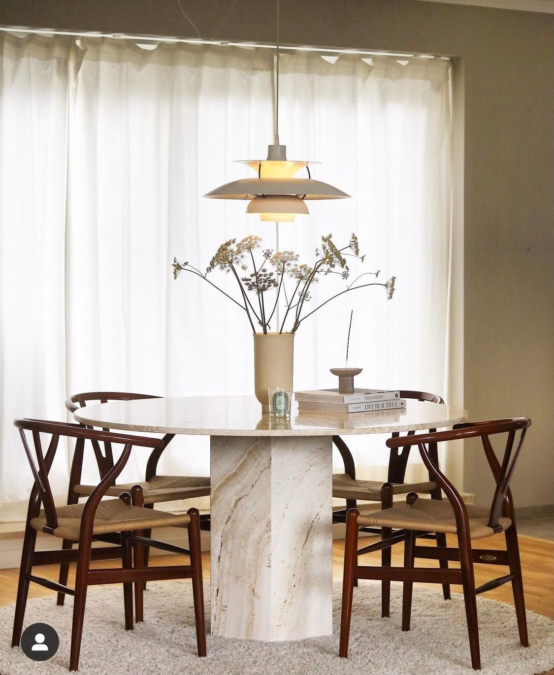 Plateau en travertin beige aux veinures naturelles, finition lisse et raffinée.