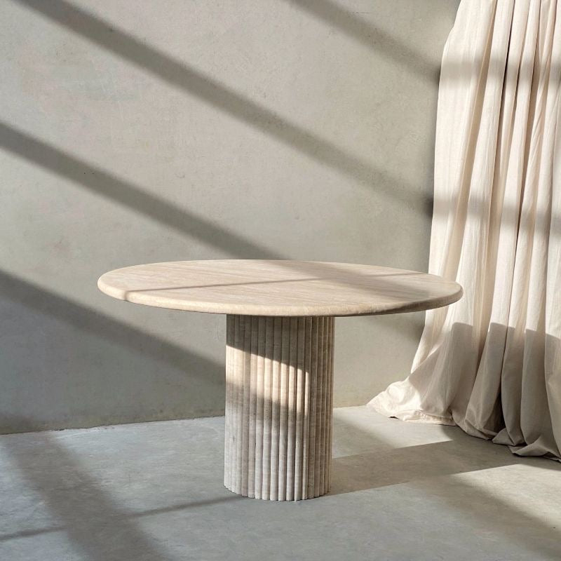 Plateau en travertin beige avec veinures naturelles et finition lisse raffinée.